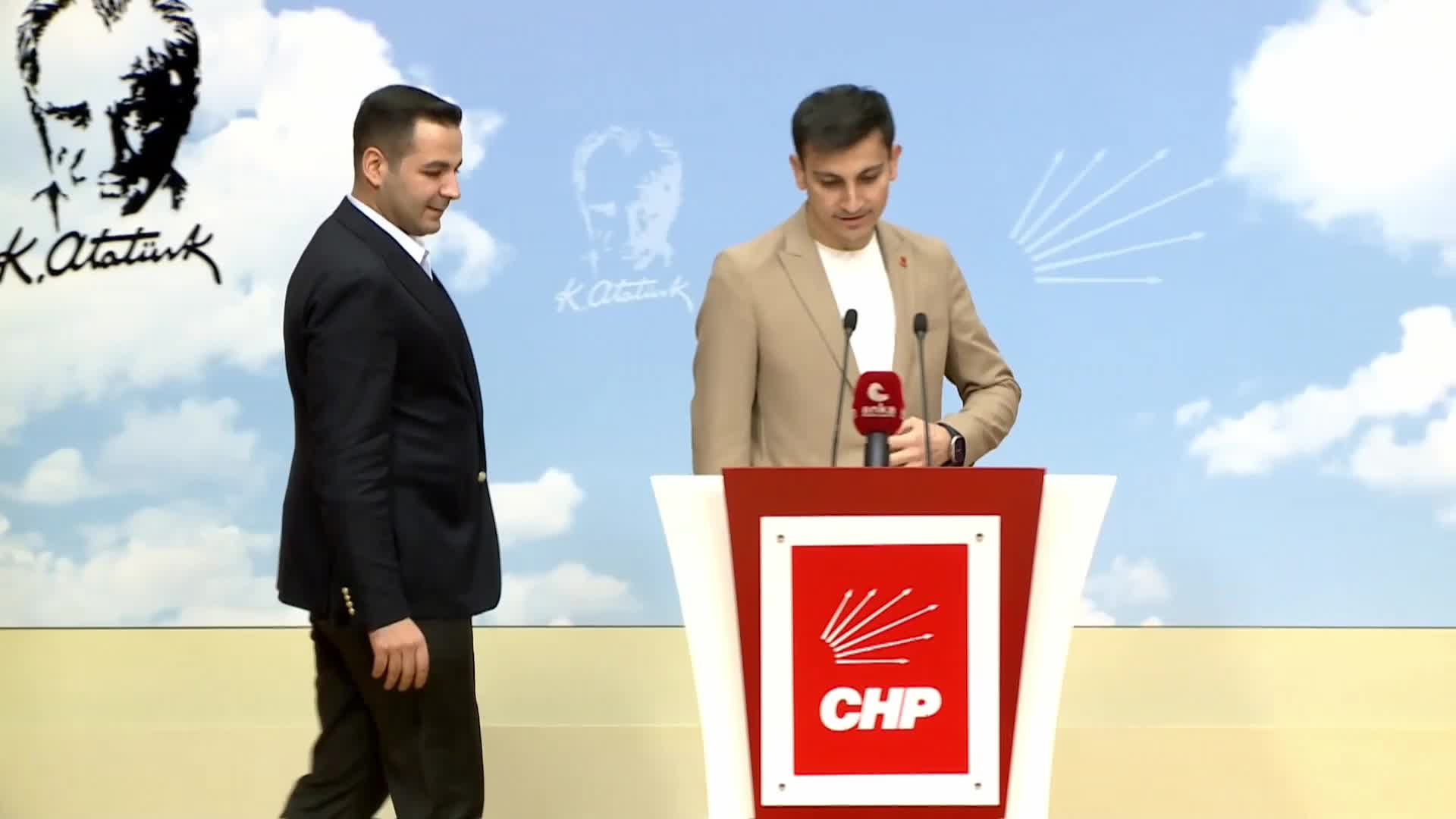CHP Gençlik Kolları'nda devir-teslim töreni... Cem Aydın: "Bu bayrağı yerelde birinci parti olarak devralıyorum, iktidar partisinin gençlik kolları genel başkanı olarak devredeceğimize söz veriyorum"