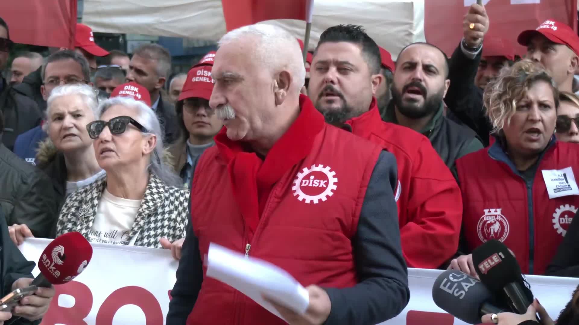 İzmir’de DİSK yöneticilerinin tutuklanmasına protesto