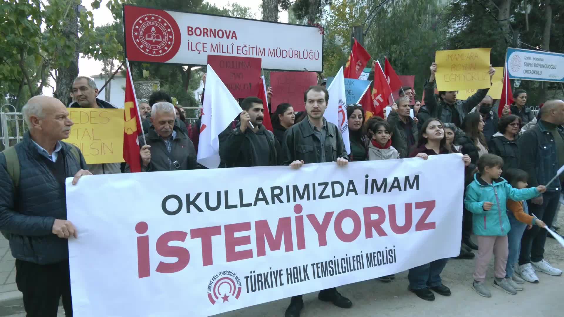 İzmir'de ÇEDES projesi kapsamında okulara din personeli görevlendirilmesi protesto edildi