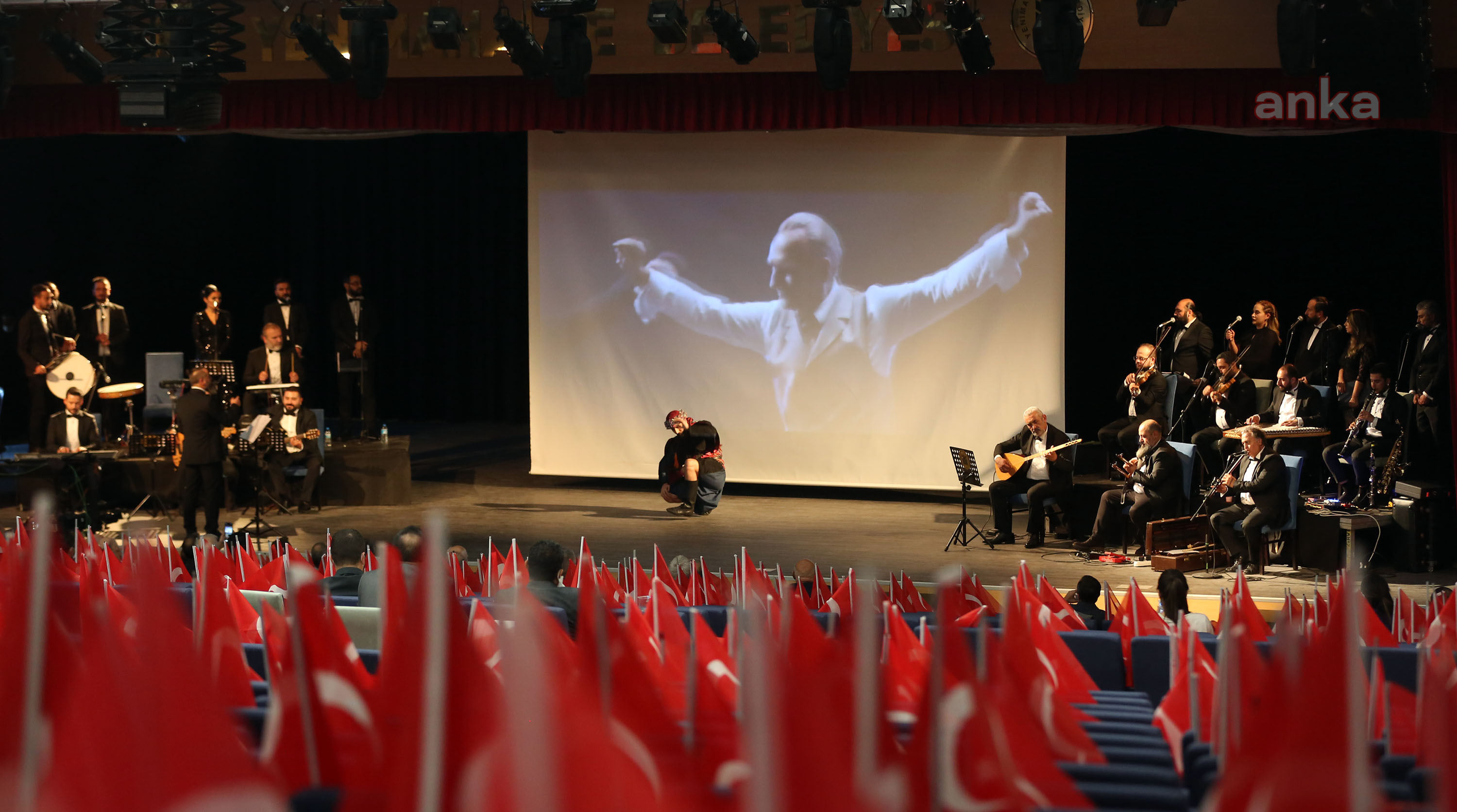 ATATÜRK'ÜN SEVDİĞİ ŞARKILAR, NAZIM HİKMET SANAT MARKEZİ'NDE YANKILANDI
