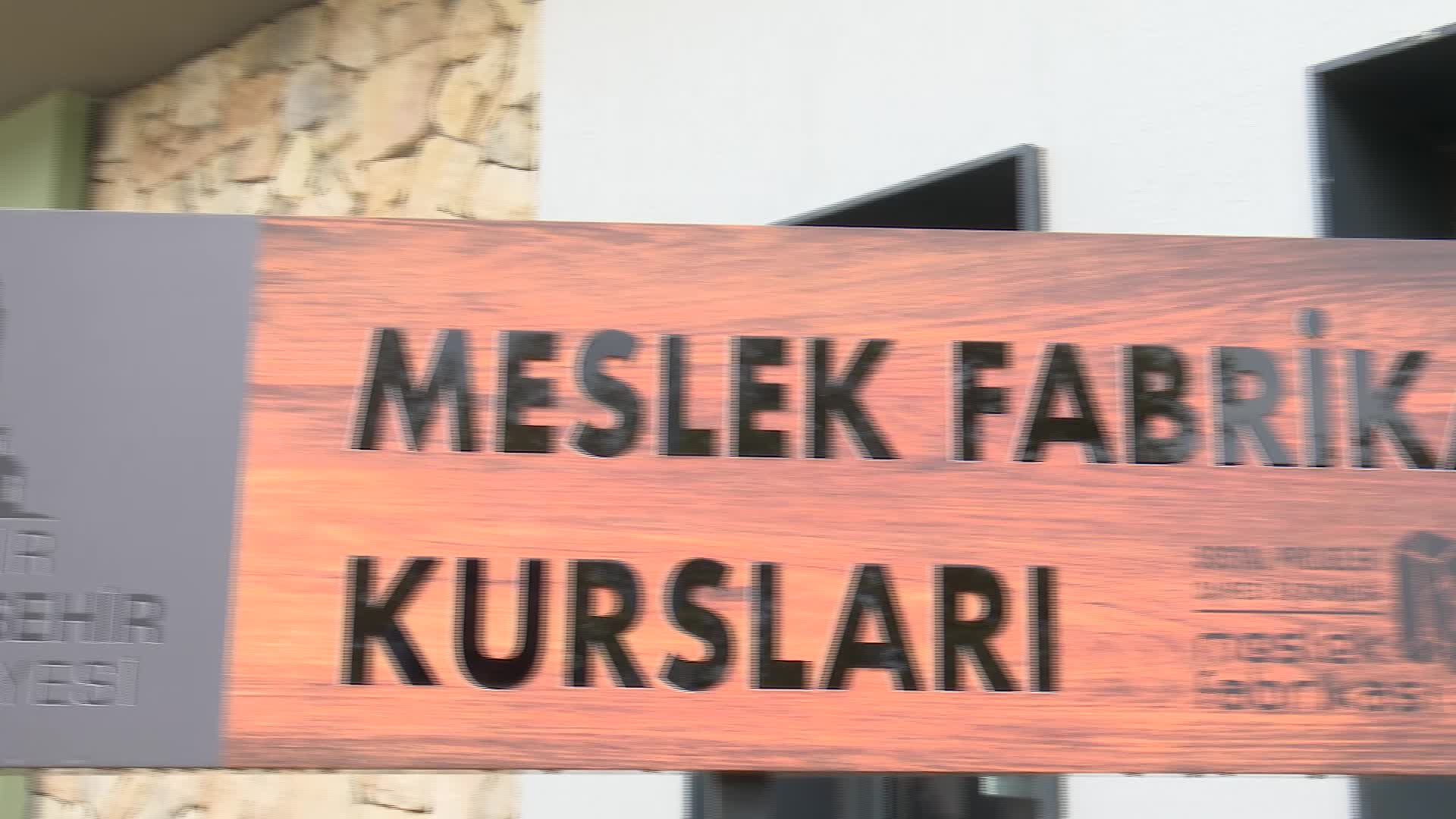 İzmir Büyükşehir Belediyesi, kadınlara destek olmayı sürdürüyor