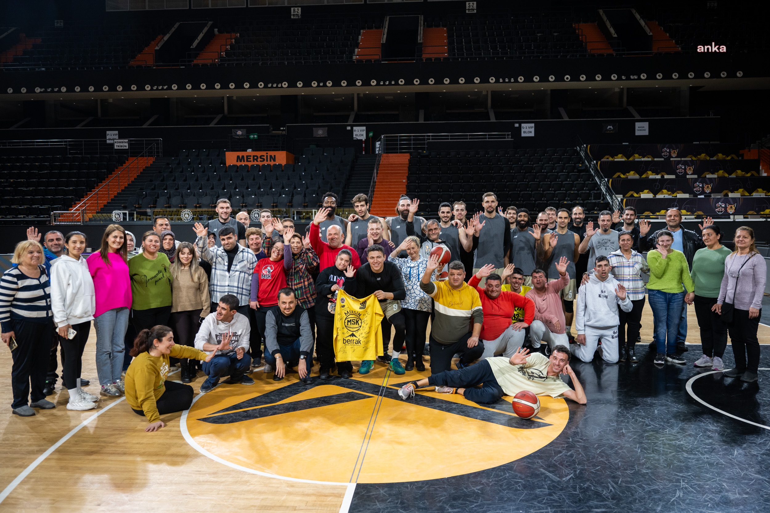 Mersin Büyükşehir Belediyesi Engelsiz Yaşam Parkı üyeleri, MSK Erkek Basketbol Takımı’nı ziyaret etti