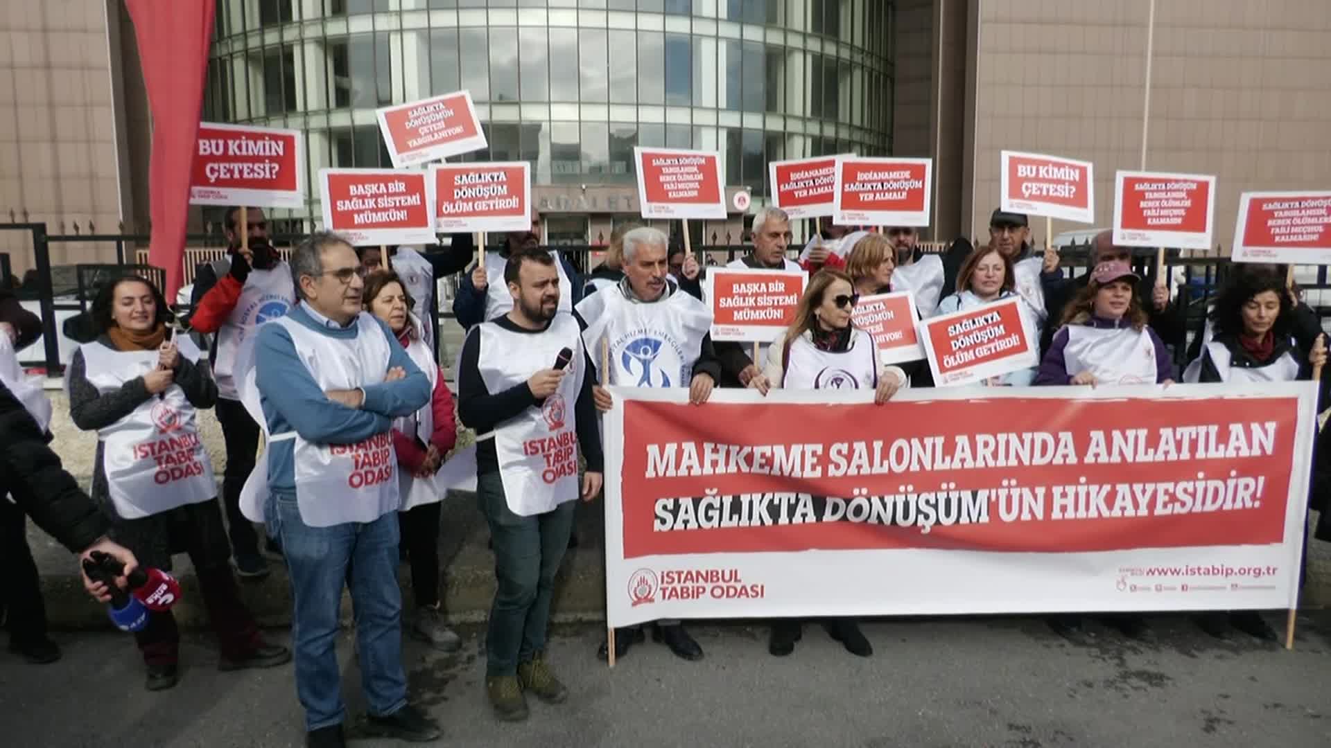 Doktorlardan, Yenidoğan Çetesi Davası'nın görüldüğü adliye önünde açıklama: Bu kanunları çıkaran AKP hükümeti, Recep Tayyip Erdoğan siyasi sorumludur