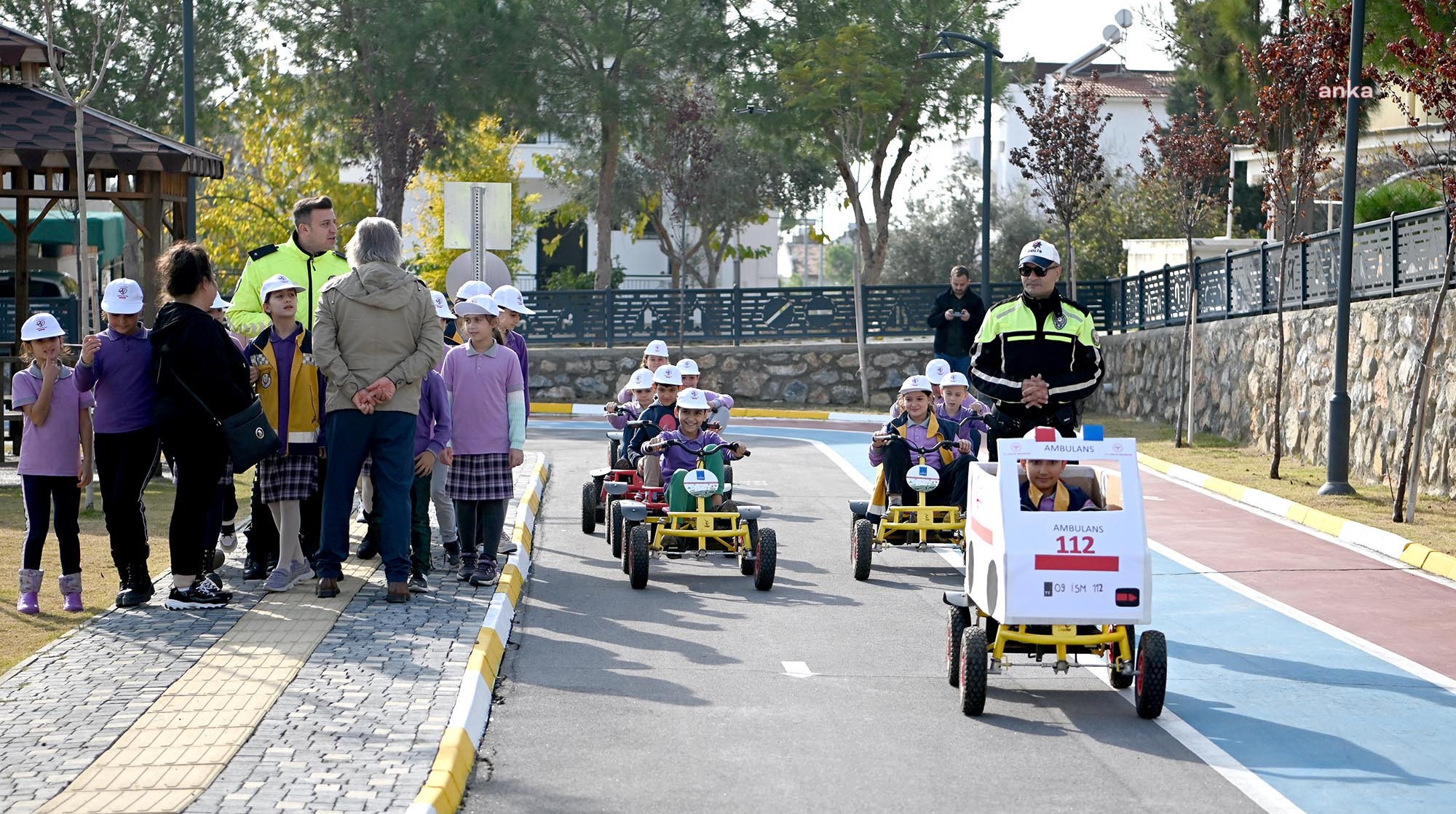 Kuşadası Belediyesi, ilkokul öğrencilerine trafik eğitimi verdi