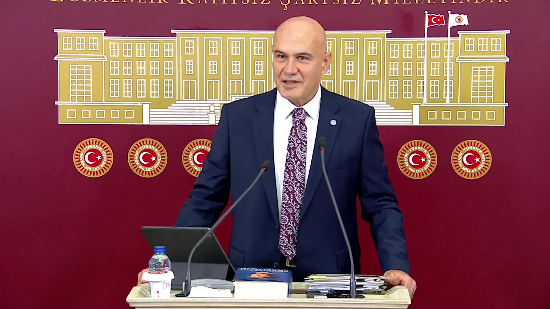 Turhan Çömez: "Türkiye’de sığınmacılar ile ilgili ihanete varan aymazlıkları Merkel’in kitabından öğreniyoruz"