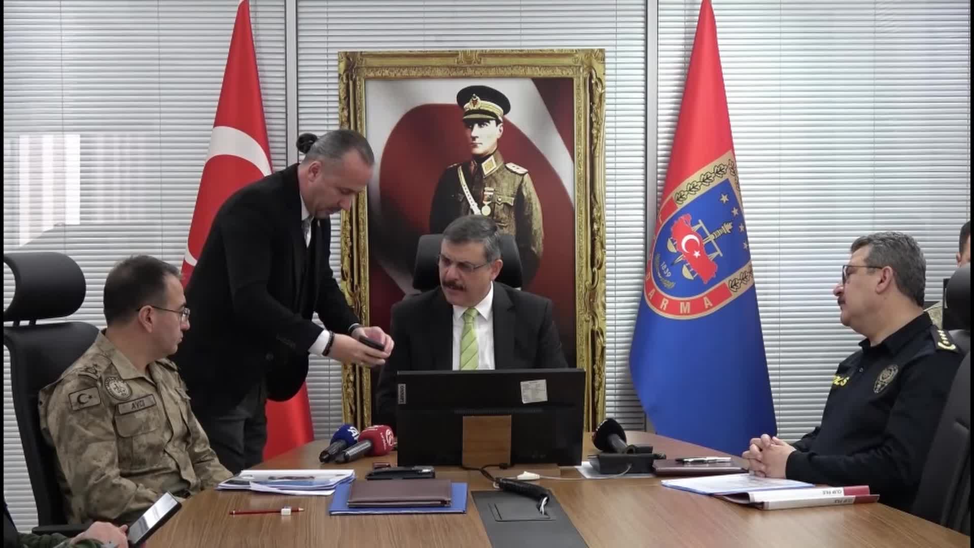 Binek bir otomobildeki kaçak göçmen görüntüsünü izleyen Erzurum Valisi: "Bagajdan da çıkıyor, her yerinden fışkırıyor"