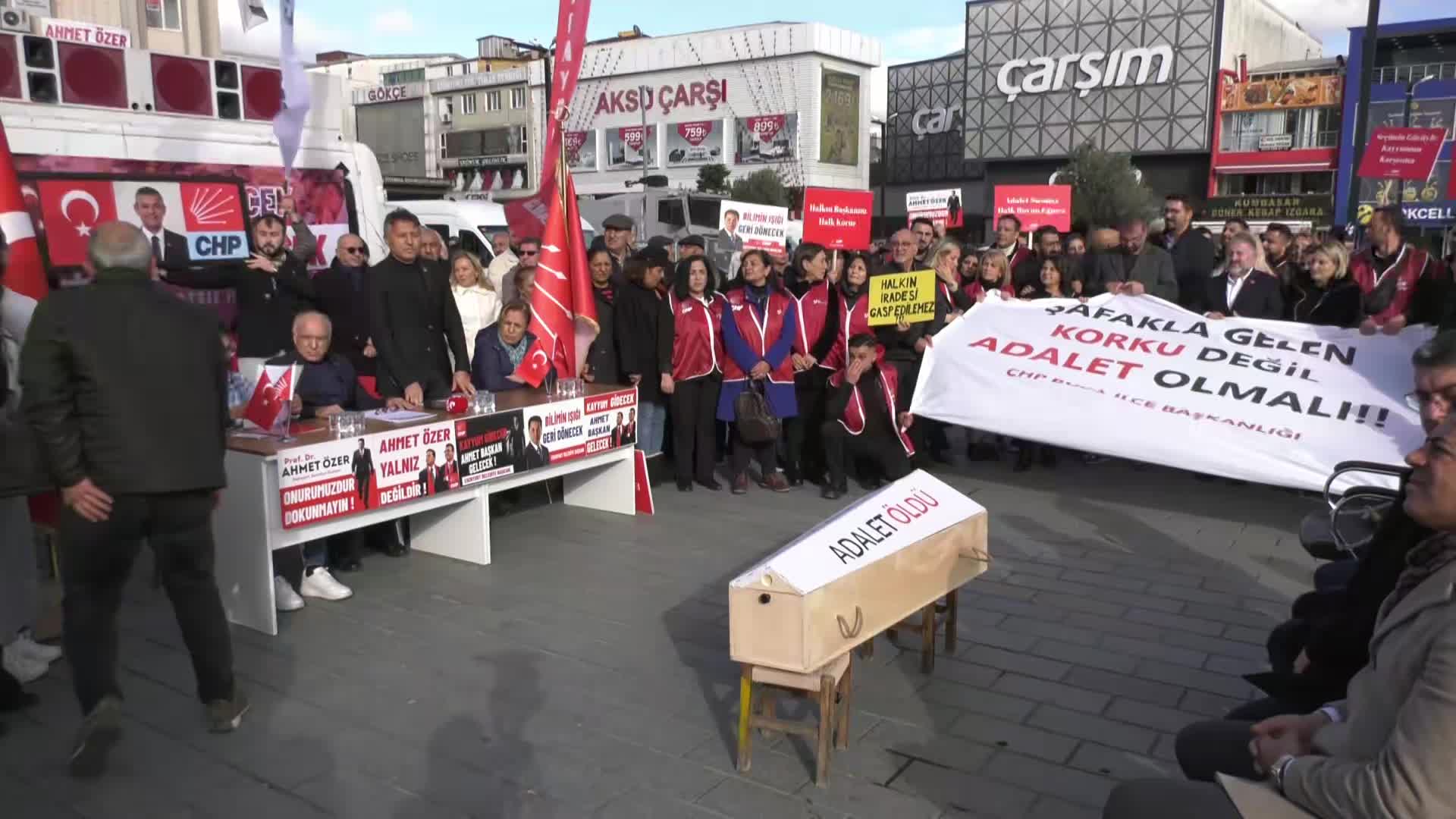 Esenyurt'ta, "Adalet öldü" tabutlu Demokrasi Nöbeti