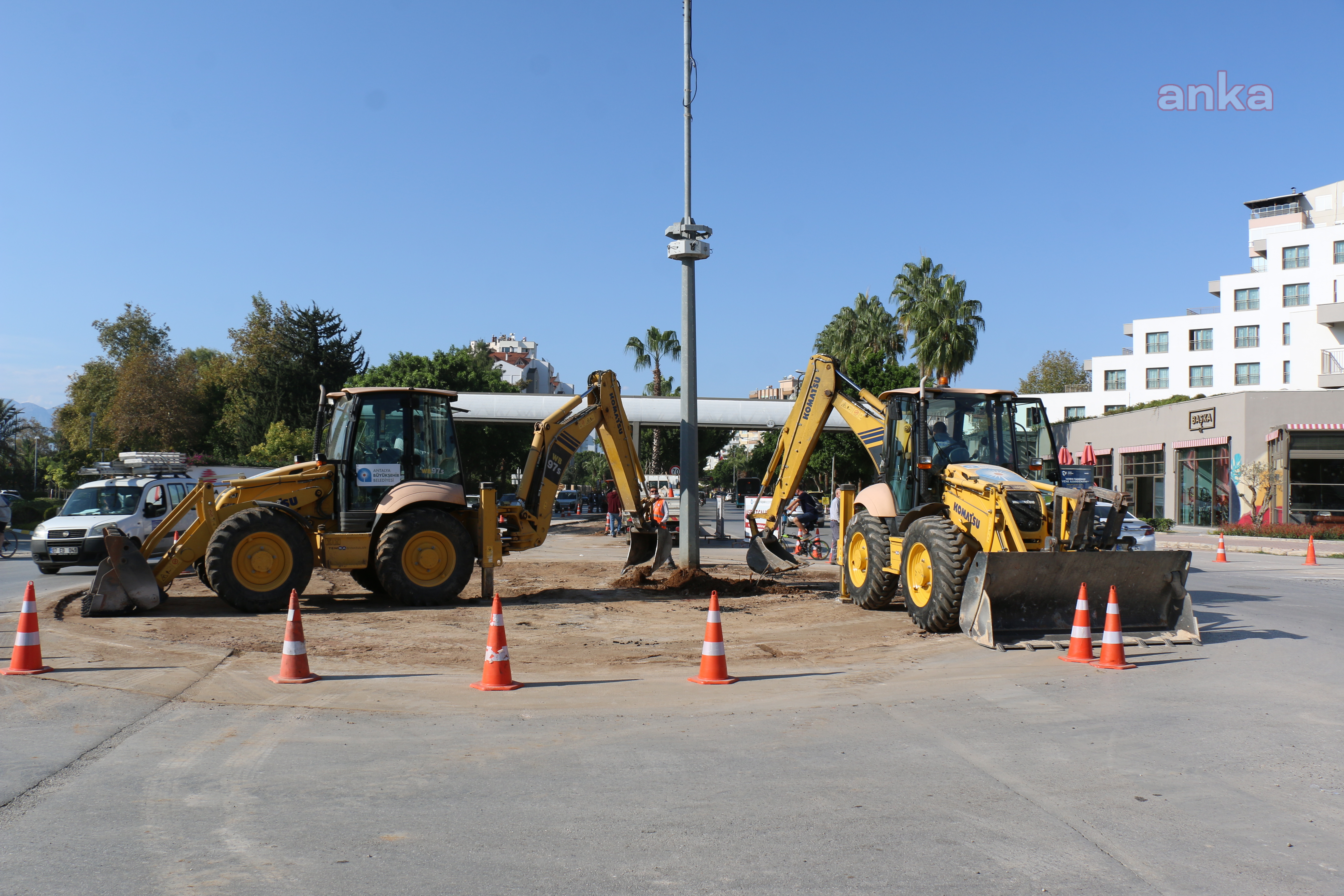 ANTALYA BÜYÜKŞEHİR'DEN LARA'DA KAVŞAK DÜZENLEMESİ