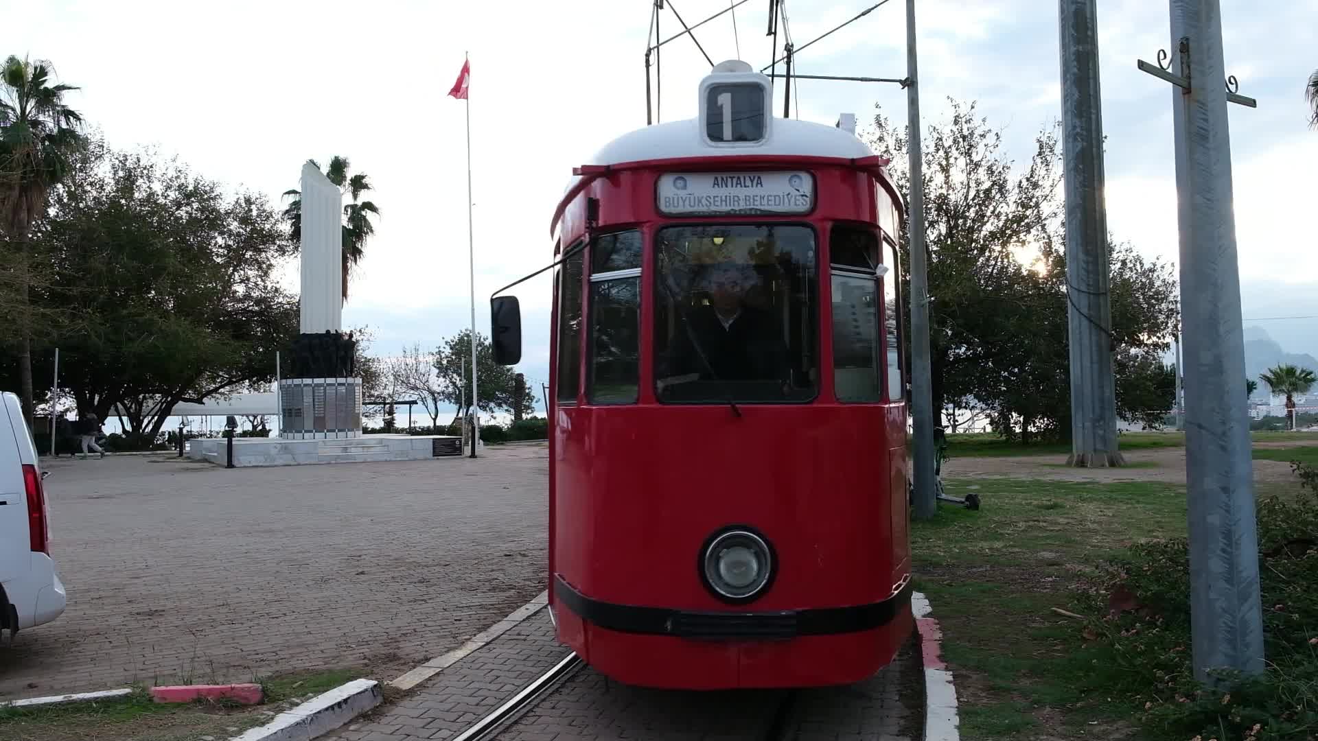 Antalya Büyükşehir Belediyesi Nostalji Tramvayı, "Kitap Okuma Halkaları" etkinliğine ev sahipliği yaptı