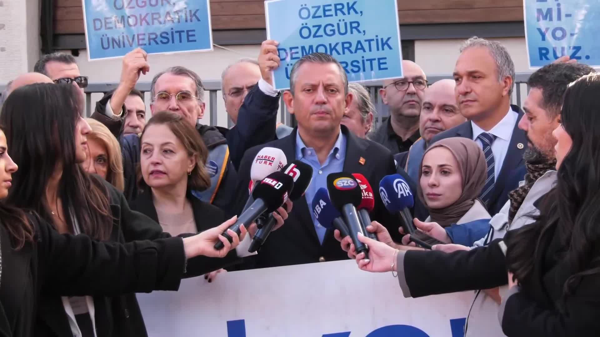 Akademisyenlerin Boğaziçi direnişine katılan Özgür Özel, iktidara seslendi: "Boğaziçi'ni de Türkiye'yi de size dar edeceğiz. Hodri meydan"
