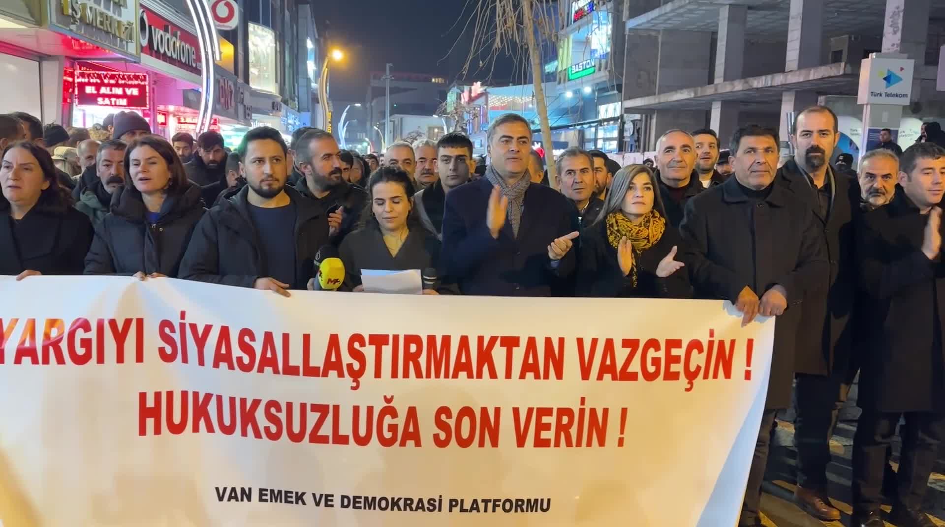 Van Büyükşehir Belediye Eş Başkanı Zeydan: "Bizler memnu haklarımızı bakkaldan, marketten almadık"