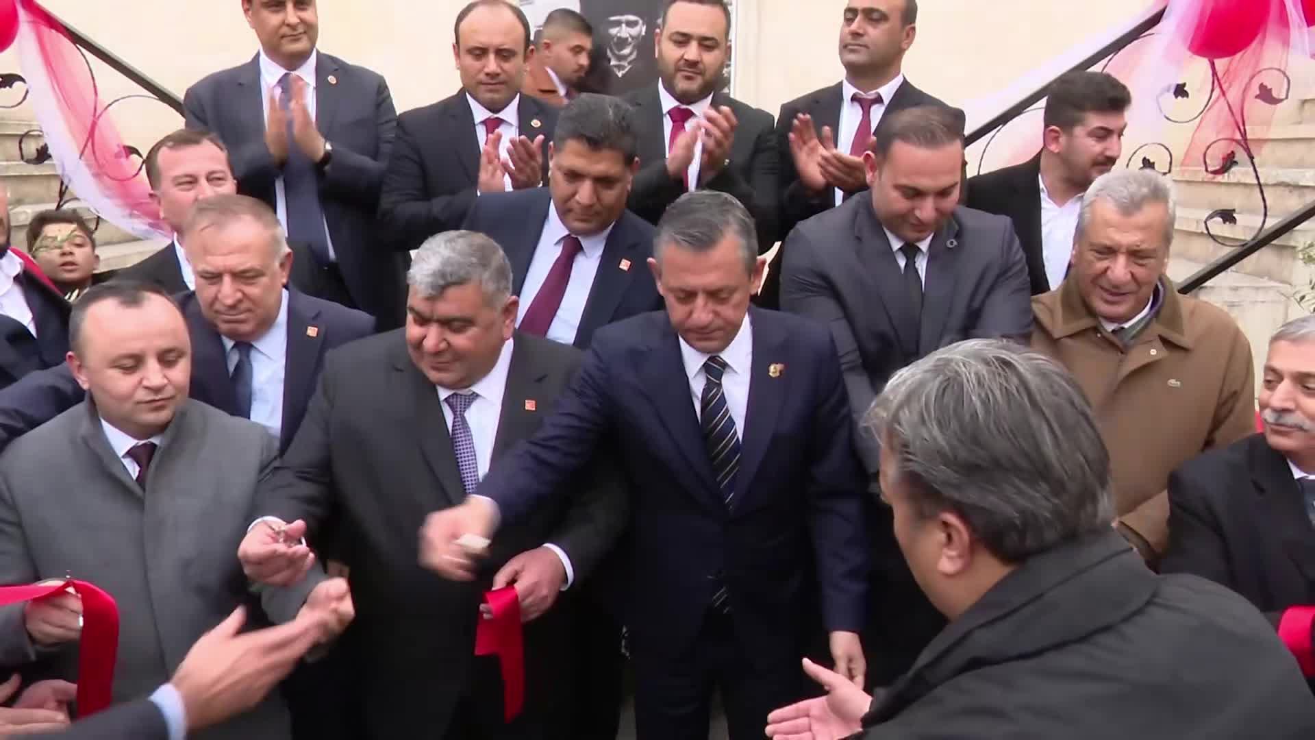 CHP Lideri Özel, Kilis'te... Özel, "Emekli Kıraathanesi" açtı: "Bugünkü zor günler geride kalacak, gelecek emeklilerin olacak"