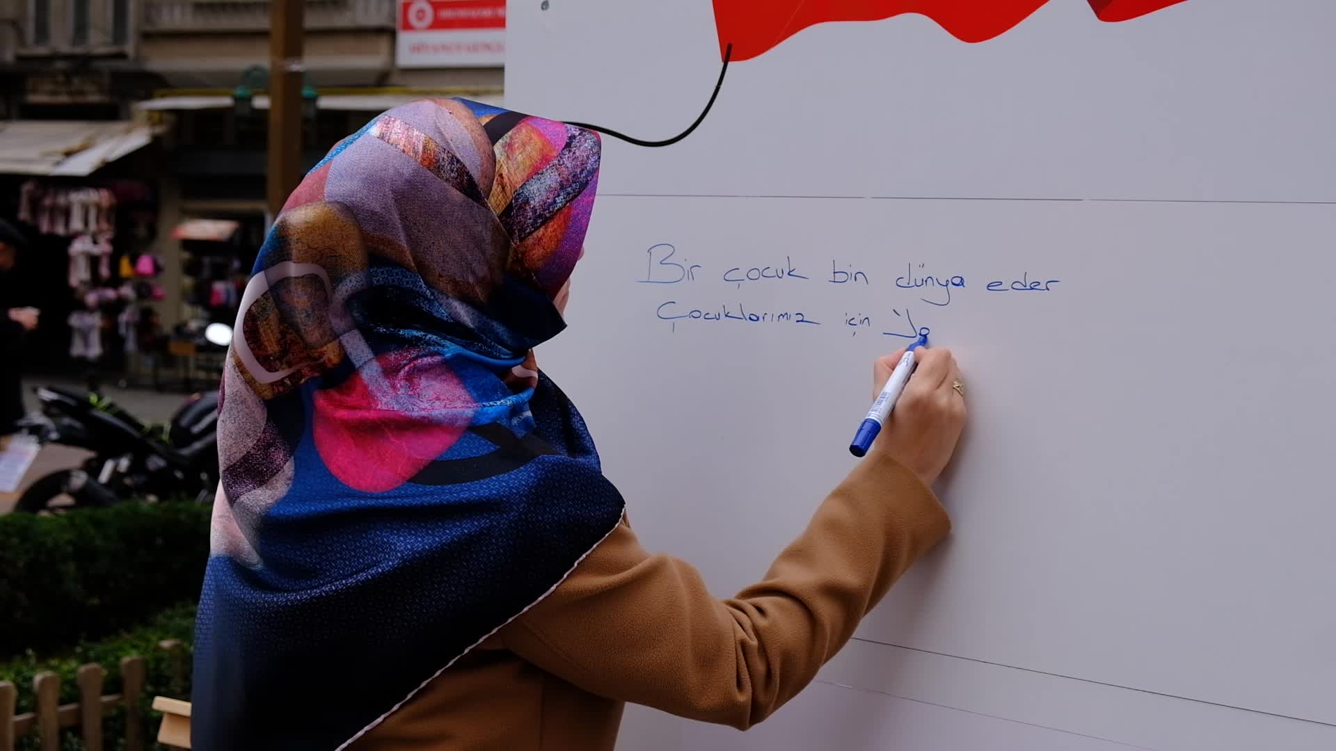 Eskişehir'de vatandaşlar, çocuklar için fikir duvarına yazdı: "Ellerinizi çocukların üzerinden çekin"