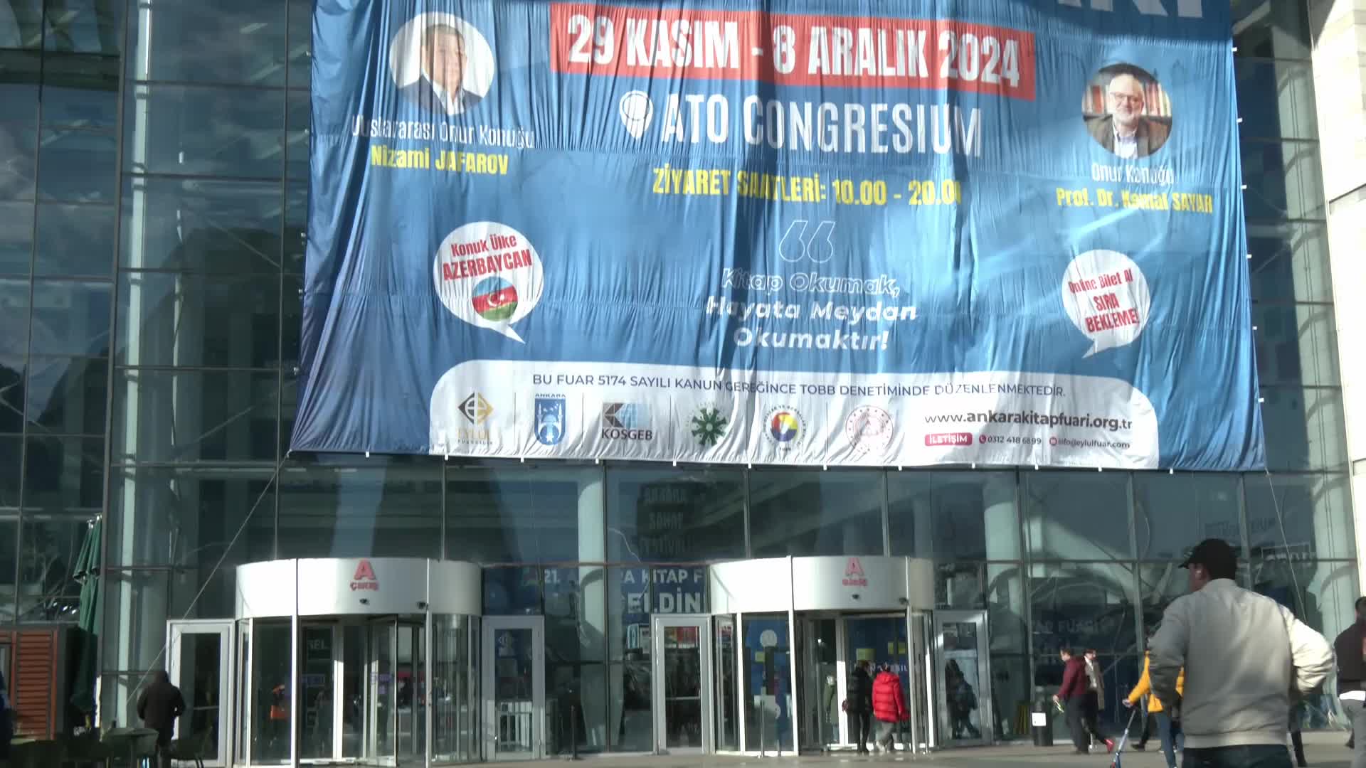 Cumhurbaşkanlığı Özel Kalem Müdürü Hasan Doğan, 21'inci Ankara Kitap Fuarı'nda imza günü düzenledi