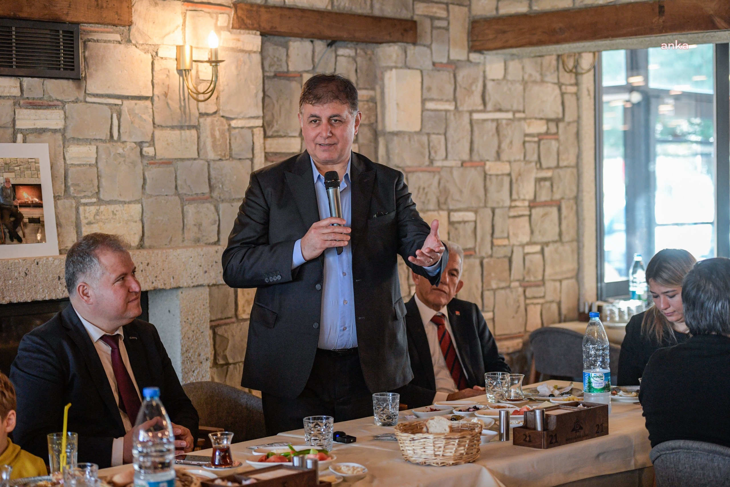 Başkan Tugay Urla'da muhtarlar ve meclis üyeleri ile buluştu: Urla'yı gözümüz gibi korumalıyız