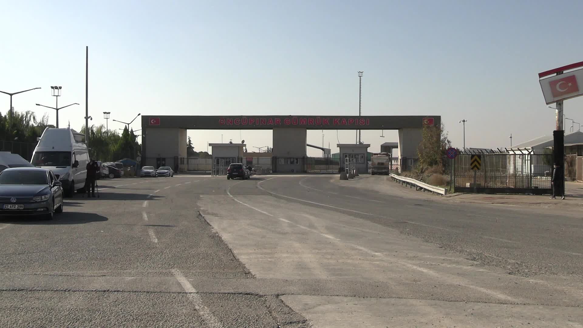 Suriye'de yönetimin devrilmesinin ardından çok sayıda Suriyeli, ülkelerine dönmek için Öncüpınar'a geldi