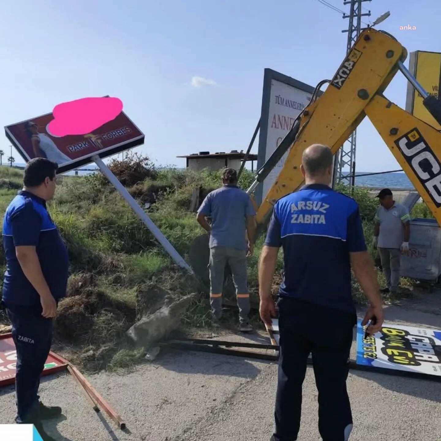 Arsuz Belediyesi, izinsiz asılan reklam tabelalarını kaldırıyor