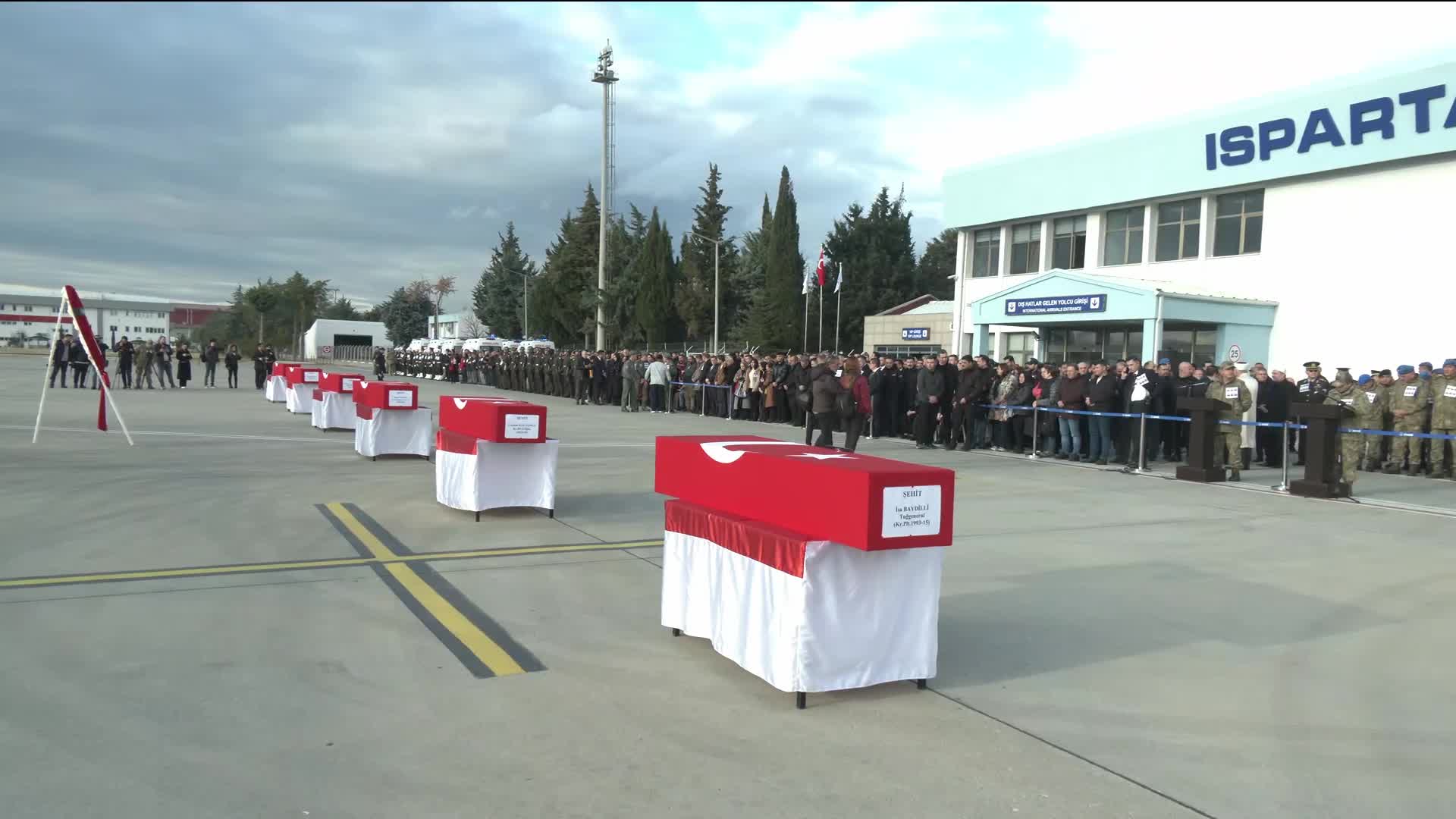 Isparta’da helikopter kazasında şehit olan askerler, düzenlenen törenle memleketlerine uğurlandı