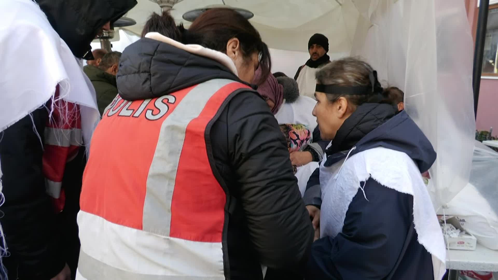 Fenalaşan arkadaşının başında gözyaşı döküp isyan eden Polonez işçisi: Hırsızlık mı yaptık