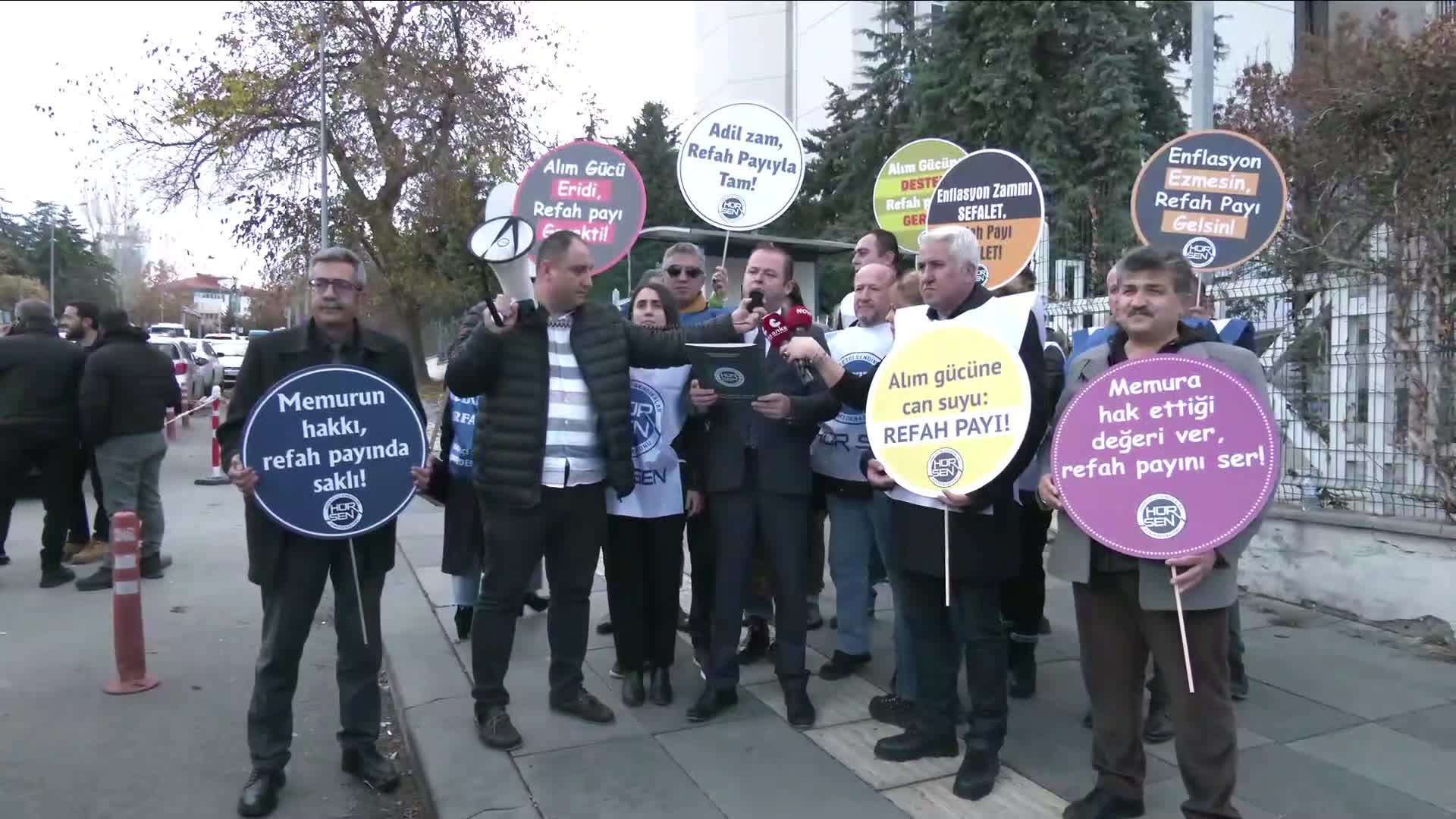 HÜR-SEN, Çalışma ve Sosyal Güvenlik Bakanlığı önünden seslendi: “Tüm kamuyu kapsayan bir ek gösterge düzenlemesi hızla yapılmalı”