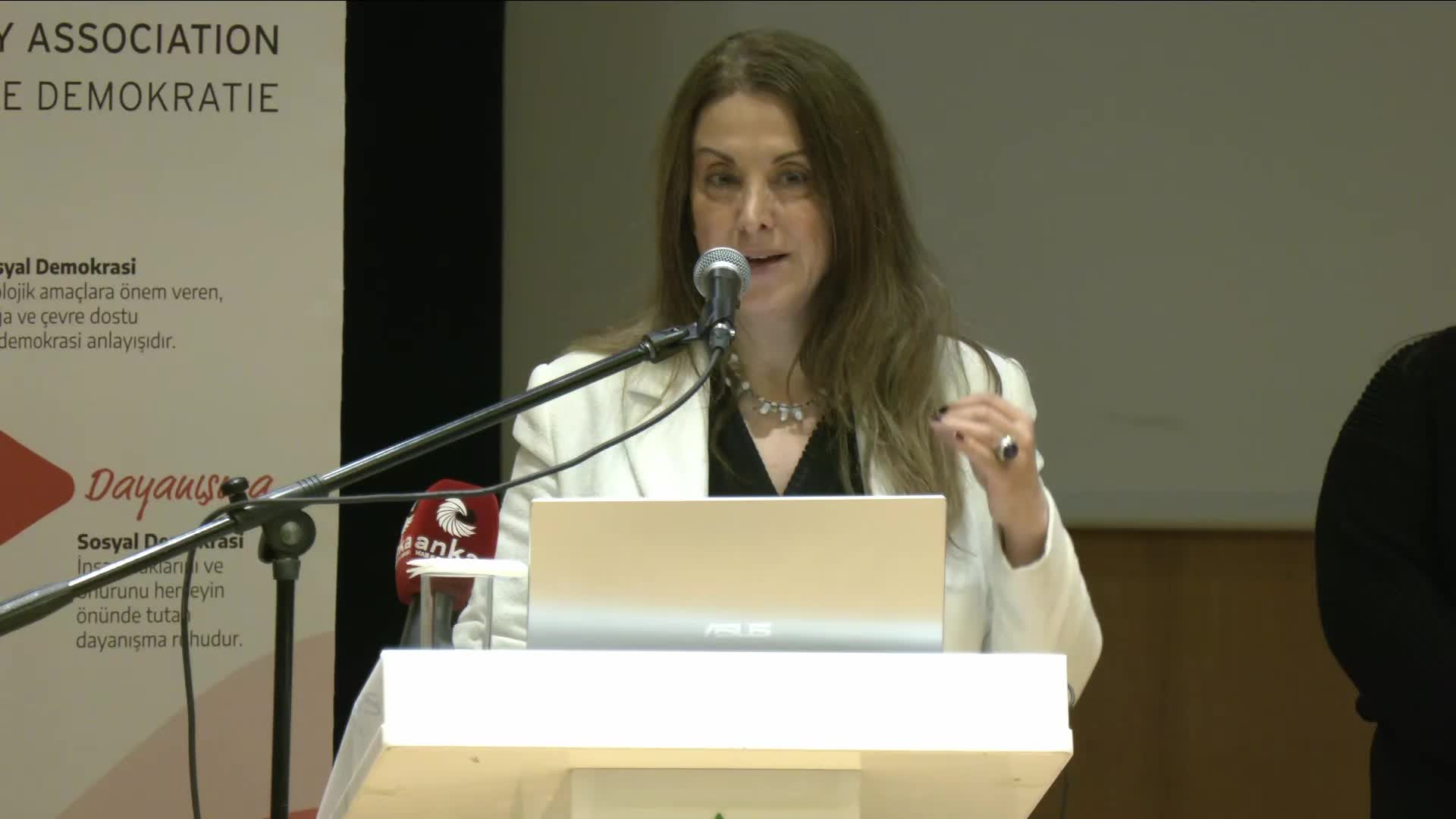 Sosyal Demokrasi Derneği 2024 İnsan Hakları Ödülü "Roboski: Uluderenin Gözyaşları" kitabı yazarı Levent Gök'e verildi: "Bu ödül iktidara verilmiş bir kırmızı karttır"