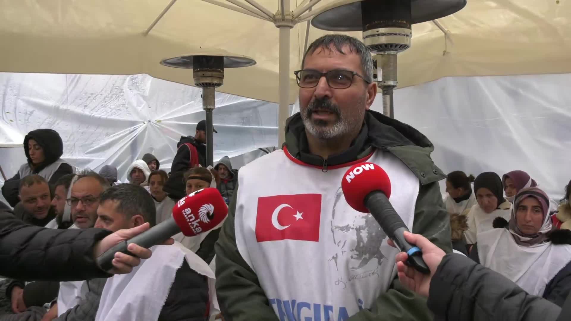 Polonez işçilerinin kefenli eyleminde bir işçi baygınlık geçirdi, ambulans bekleyen arkadaşları tepki gösterdi: "Sözün bittiği yer. Yeter artık, yeter!"