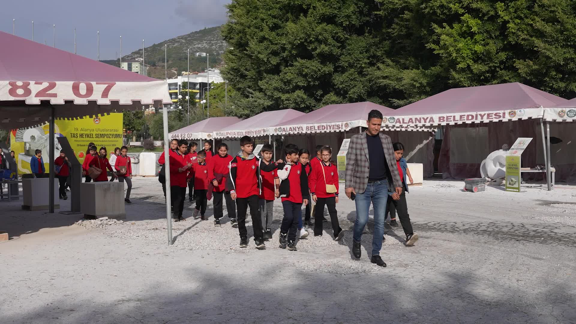 Alanya'da öğrenciler sanatla tanışıyor