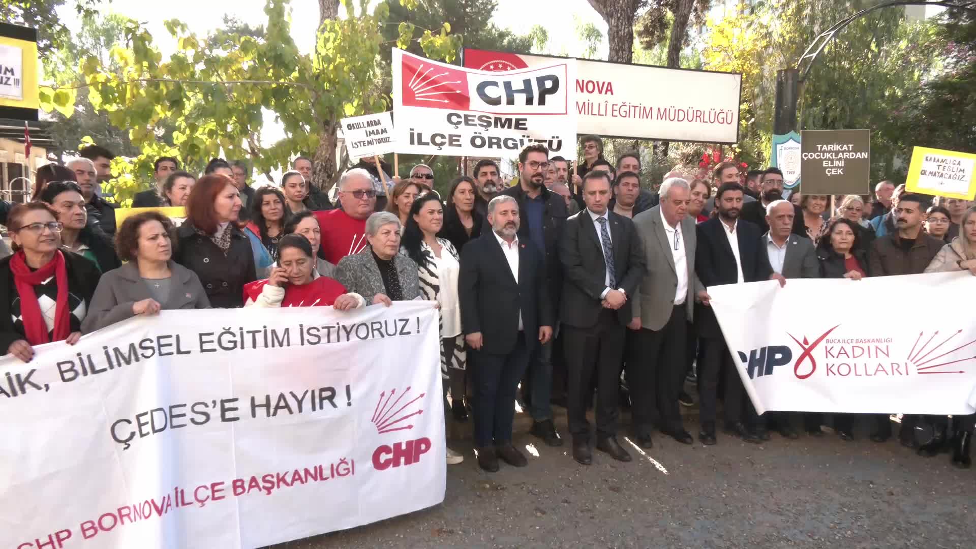 Bornova’da ÇEDES nöbeti... Veliler ve atanamayan öğretmenlerden tepki: Ben öğretmen olarak sokaktayım ama imamlar okulda