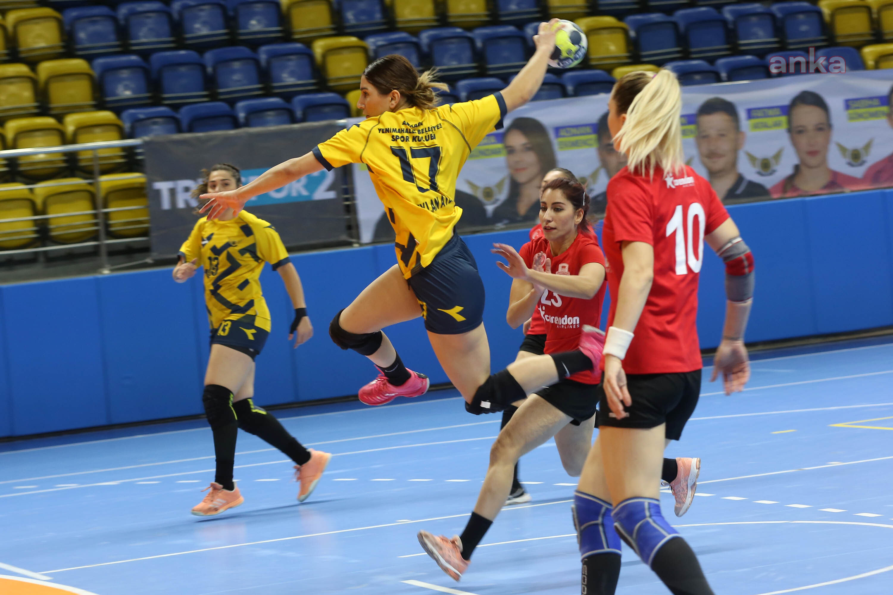 YENİMAHALLE KADIN HENTBOL TAKIMI, RAKİP TANIMIYOR