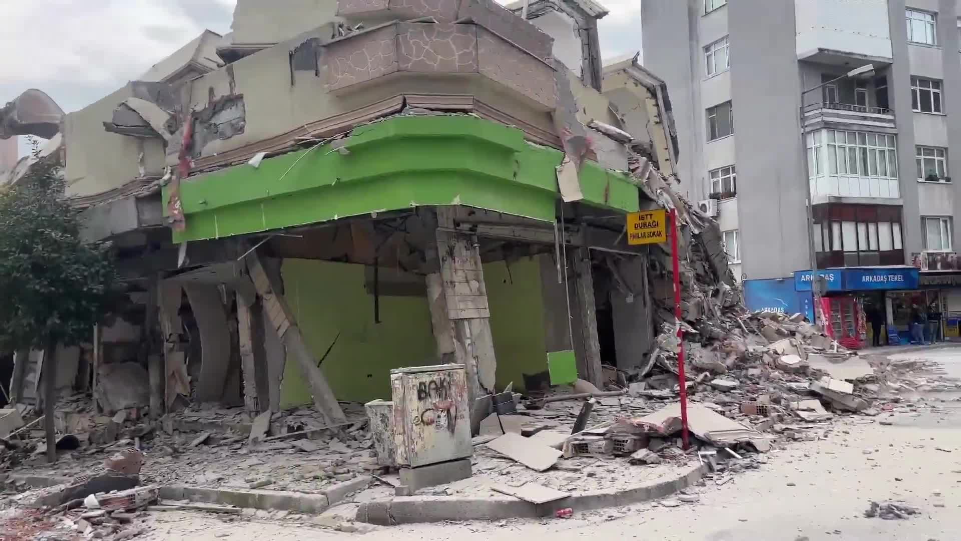 Güngören'de bir bina daha çöktü