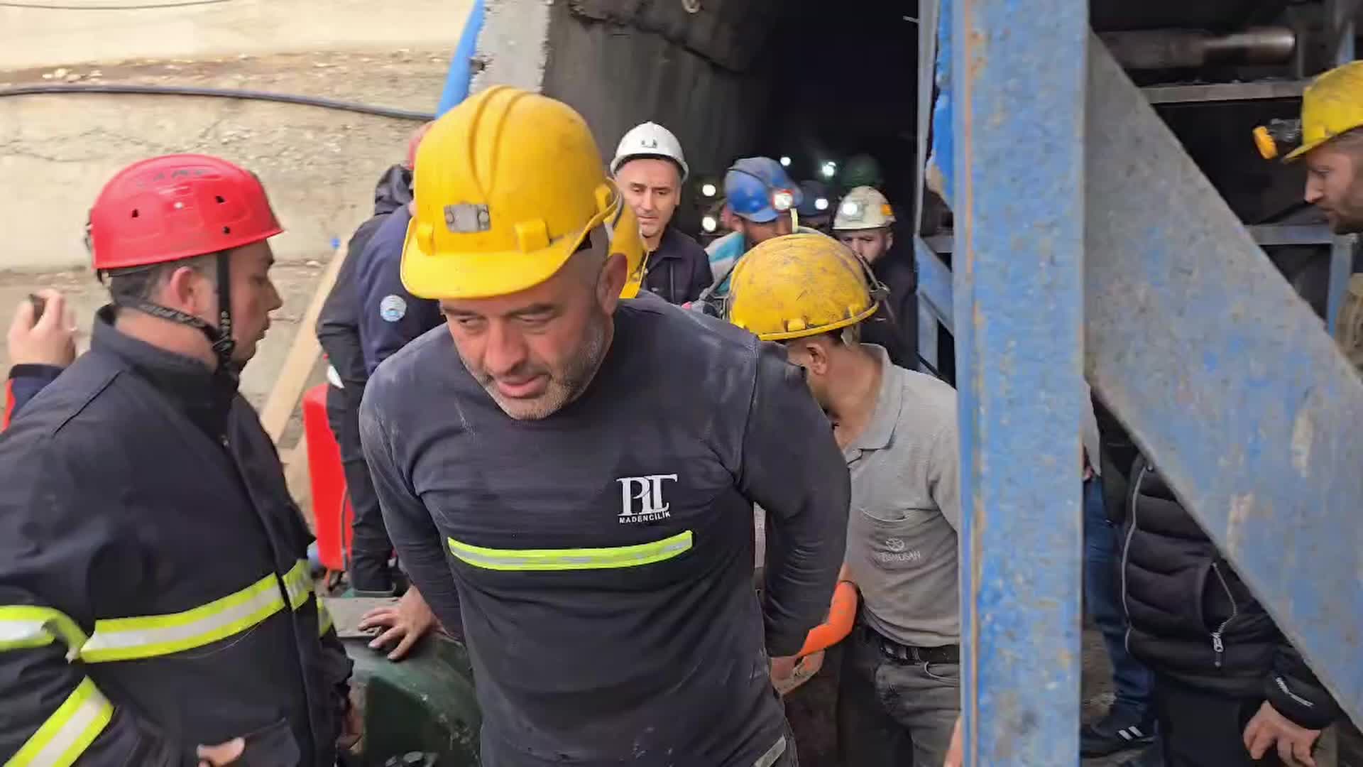 Amasya Valiliği, bir maden ocağında meydana gelen göçüğün altında kalan bir işçinin yaralı olarak kurtarıldığını açıkladı