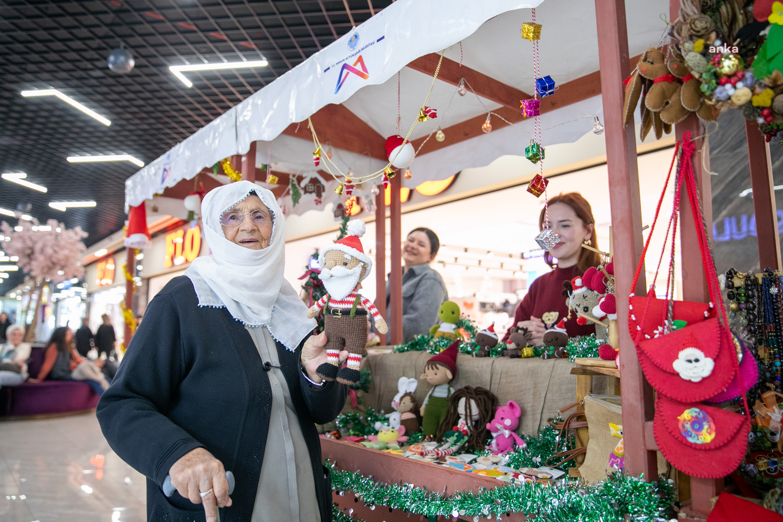 Mersin Büyükşehir Belediyesi'nin üretici kadın stantları, yeni yıl temasıyla kuruldu
