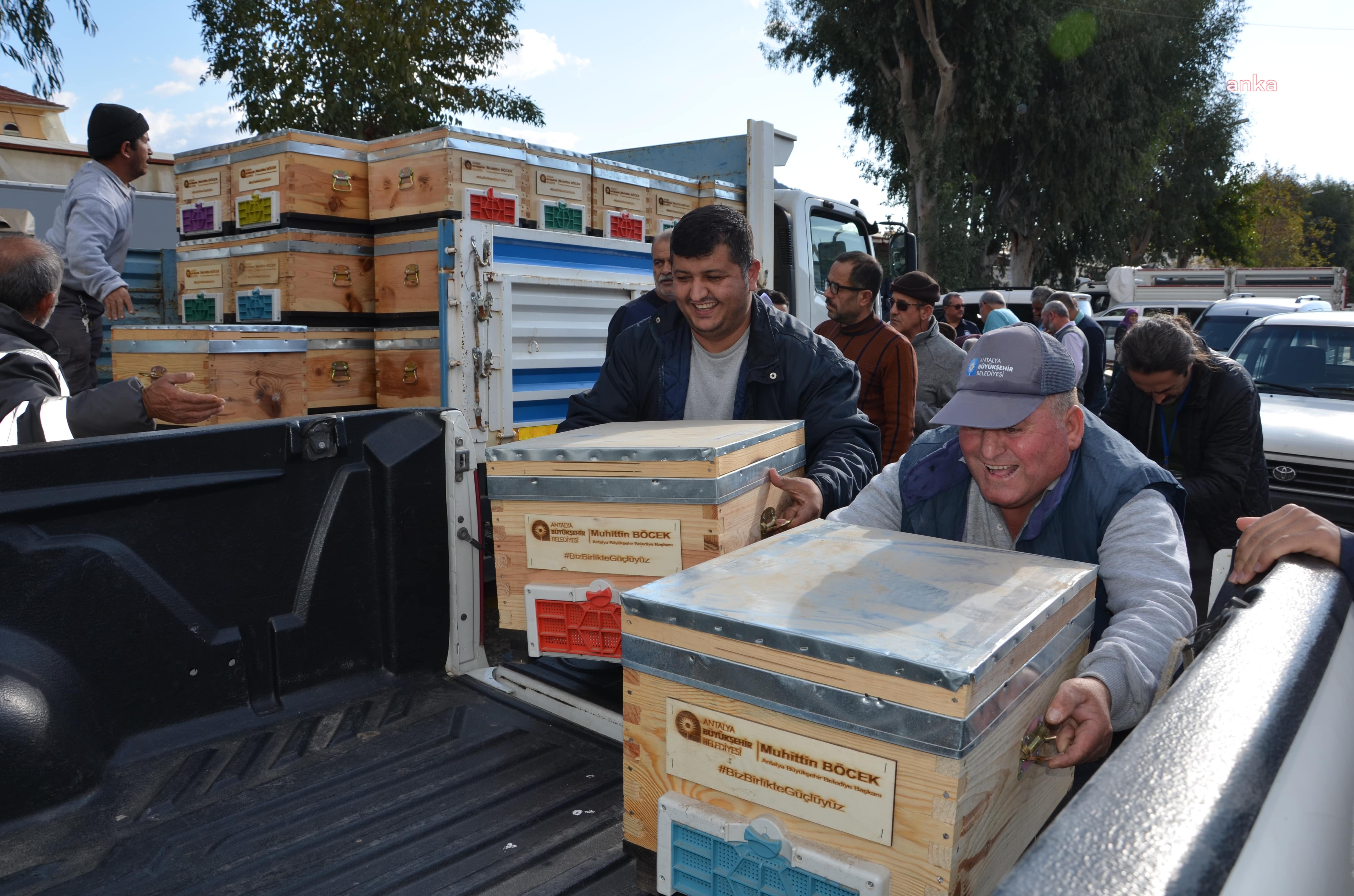 Antalya Büyükşehir Belediyesi'nden Alanyalı bal üreticilerine arı kovanı desteği
