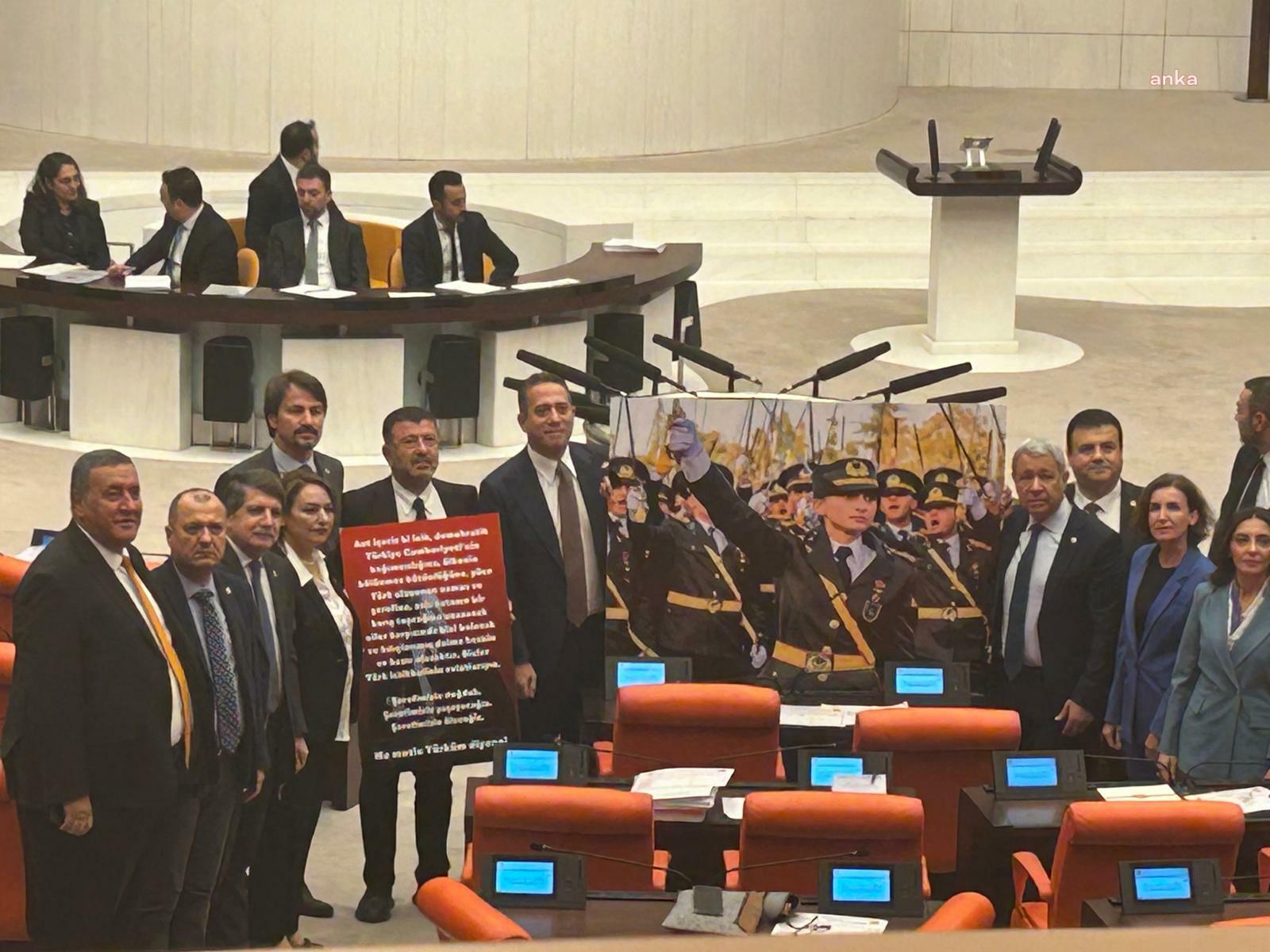 TBMM Genel Kurulu... CHP'li milletvekilleri, teğmenlerin yeminiyle Genel Kurul salonuna geldi