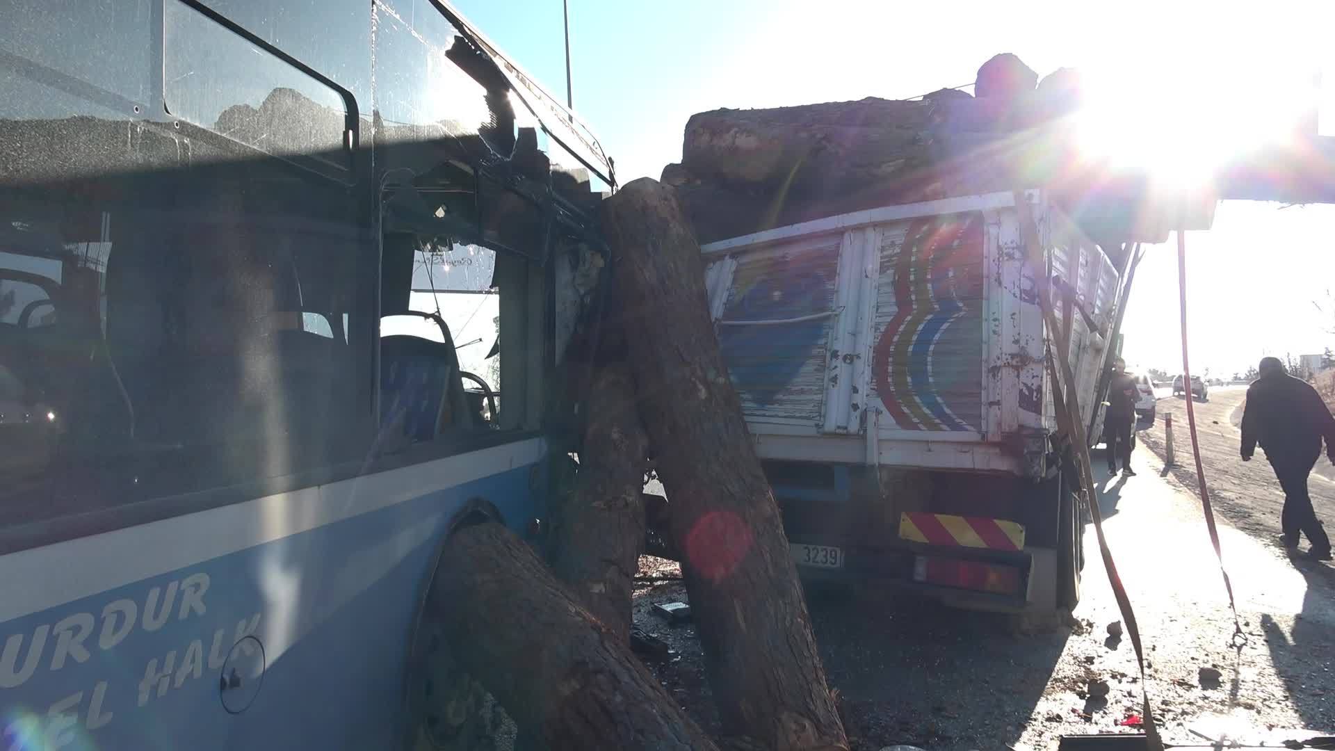 Burdur’da halk otobüsü, polis aracı ve kamyona çarptı: Biri polis altı kişi yaralandı
