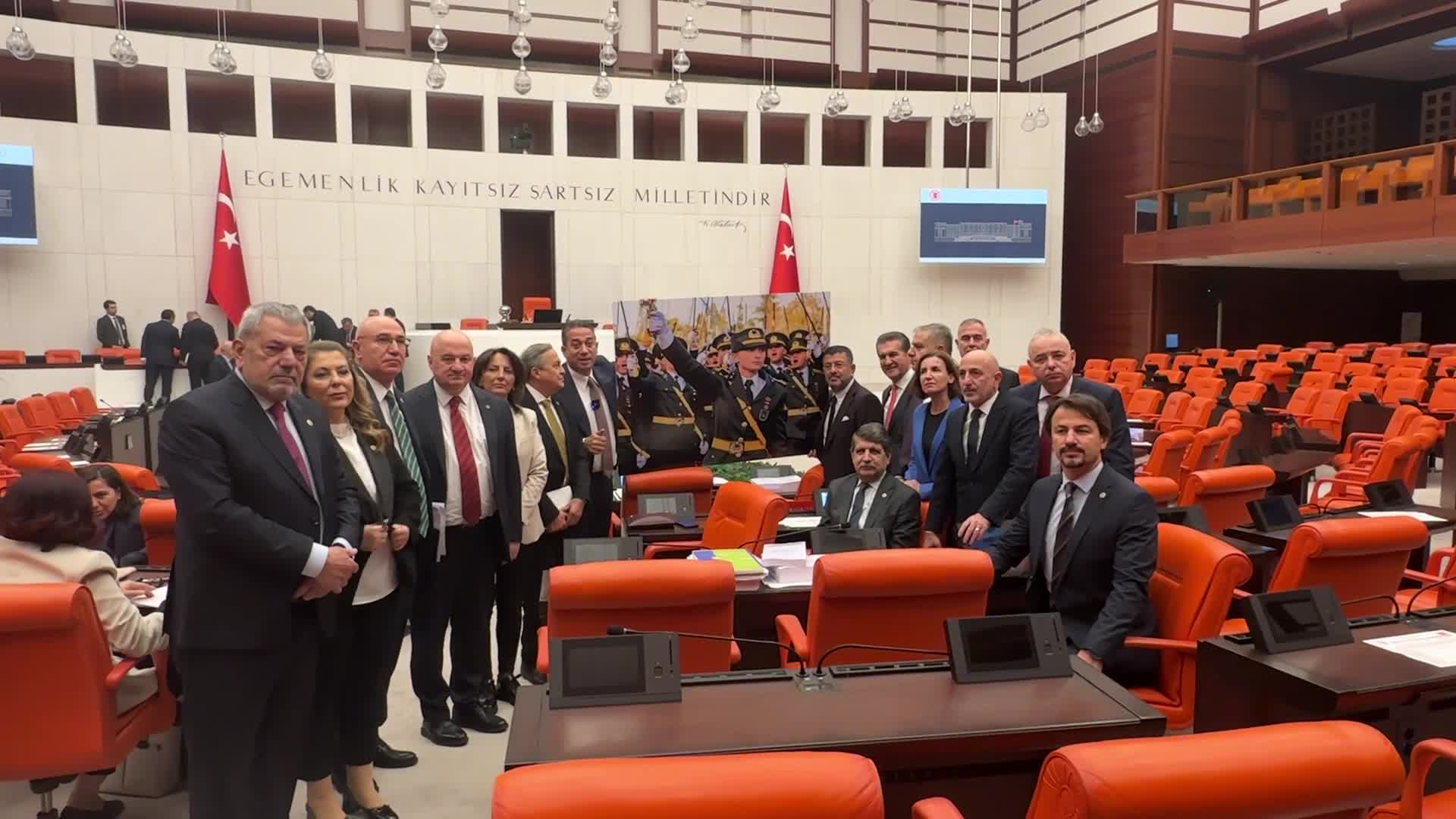 TBMM Genel Kurulu'nda, teğmenlerin disipline sevk edilmesine protesto... Ali Mahir Başarır: "Biz bugün Bakan'dan bu konuda çözüm istiyoruz"