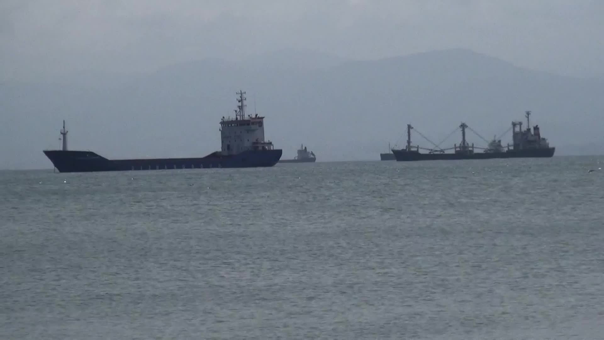 Fırtınadan kaçan gemiler Sinop limanına demirledi