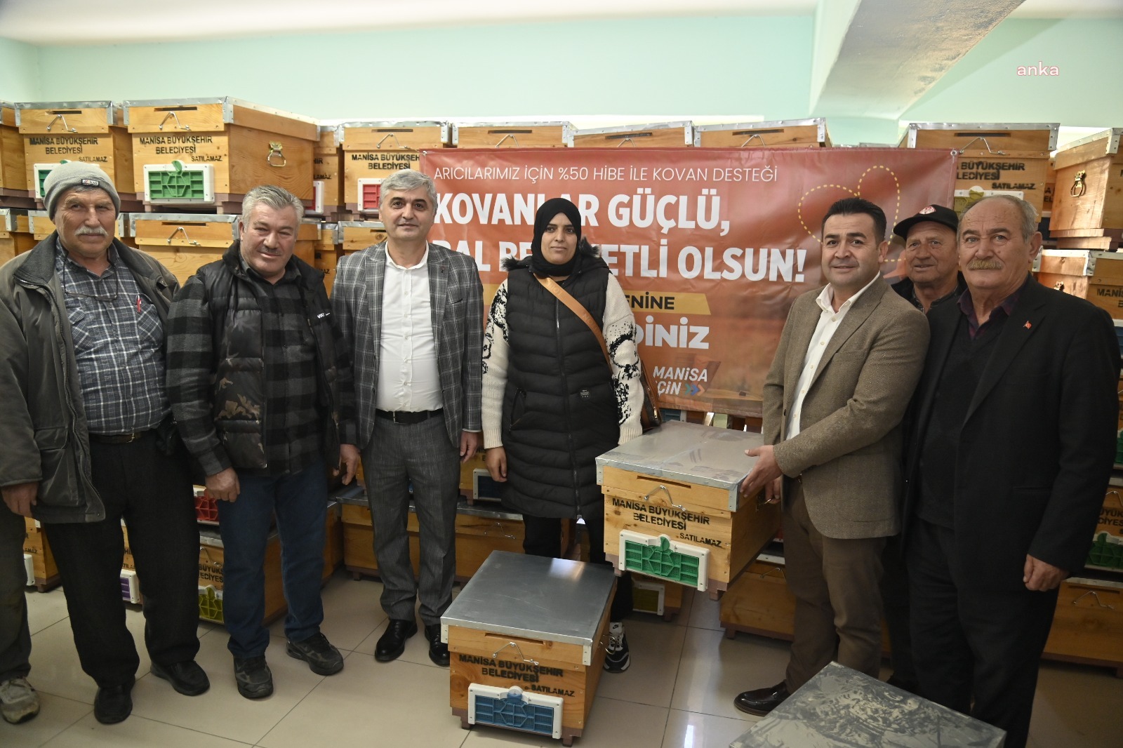 Manisa Büyükşehir Belediyesi’nin arı üreticisine yüzde 50 hibe ile kovan desteği başladı