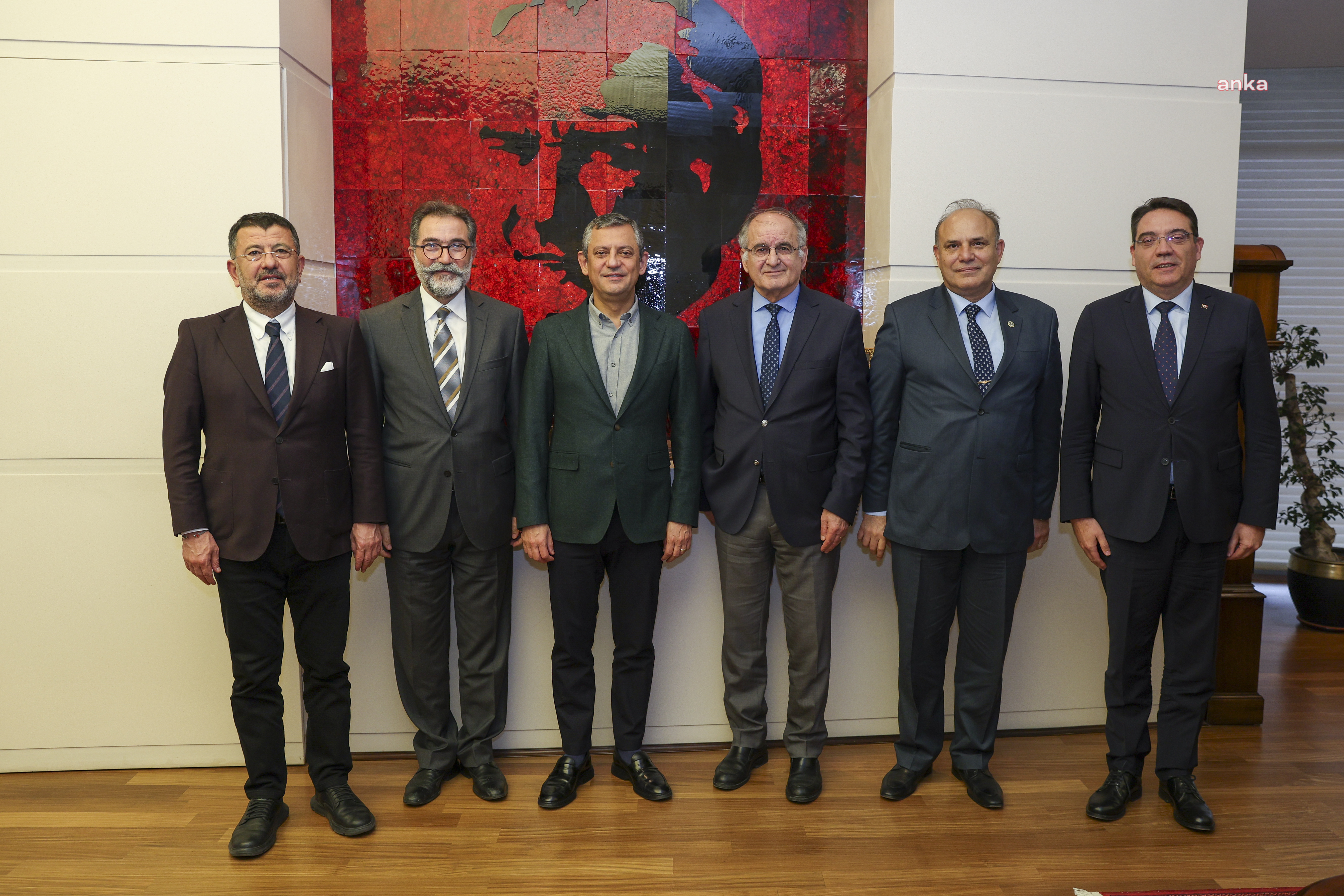 Özgür Özel, KUMPASDER Genel Başkanı Tatar ile görüştü