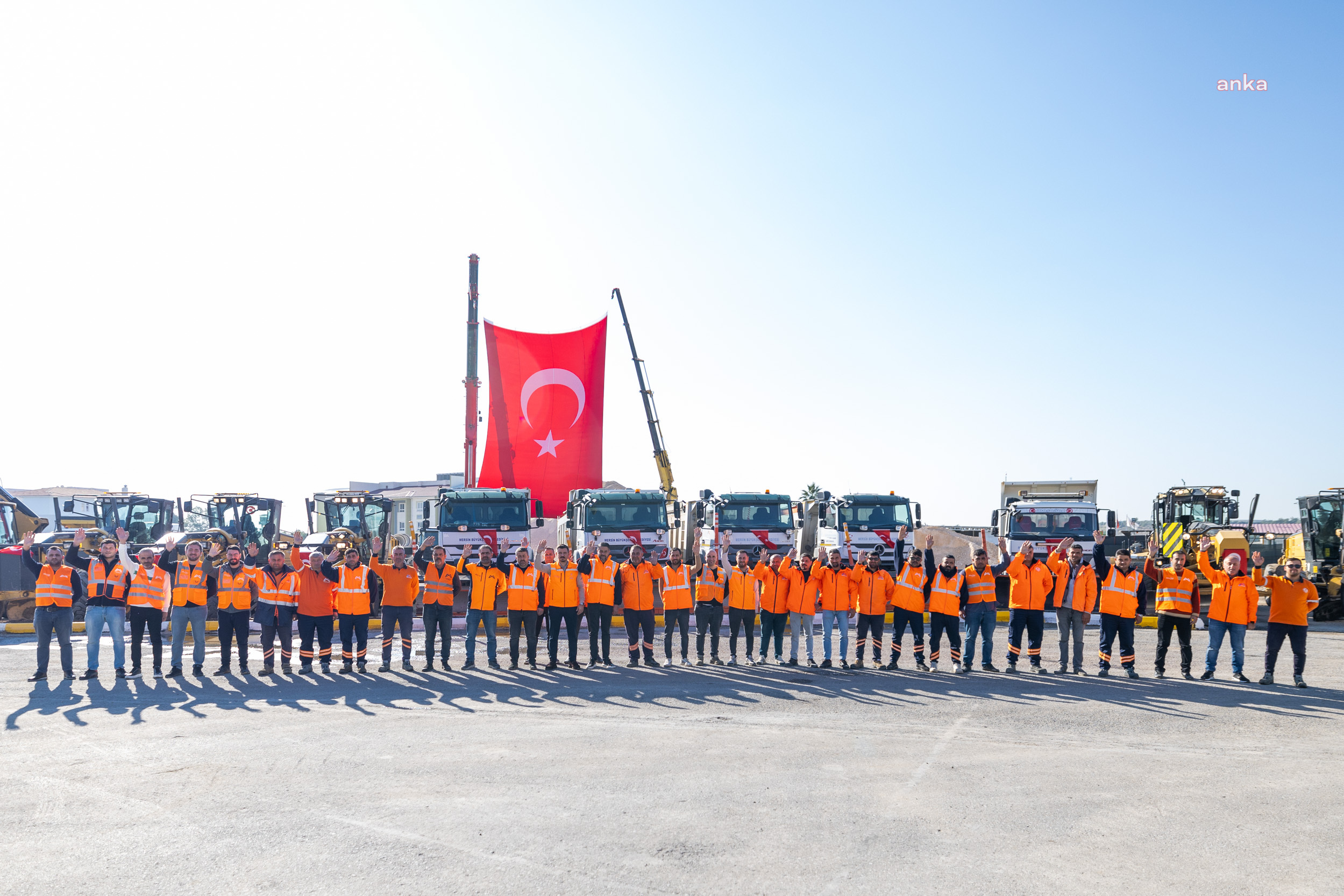 Mersin Büyükşehir Belediyesi, kar yağışına karşı 13 ilçede önlemini aldı