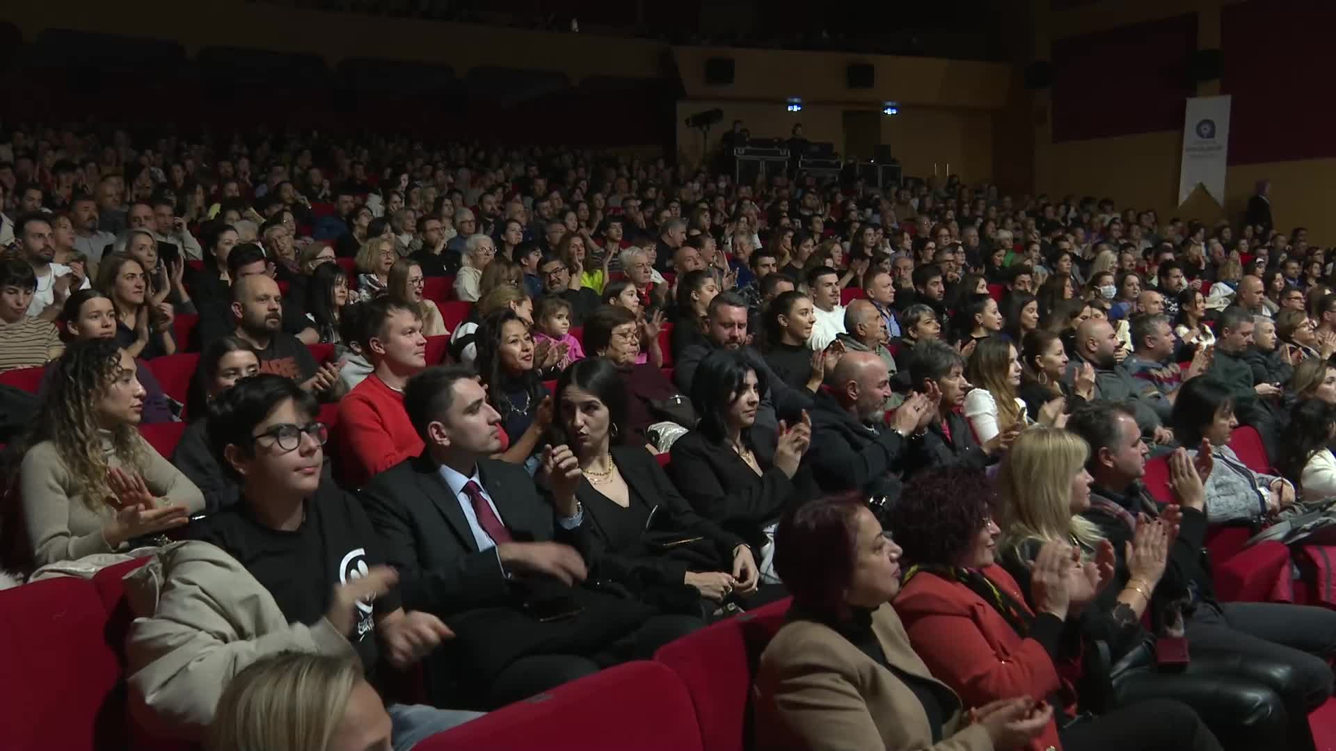 Agora Senfoni Orkestrası, Antalya Piyano Festivali’nde sokak hayvanları için sahne aldı