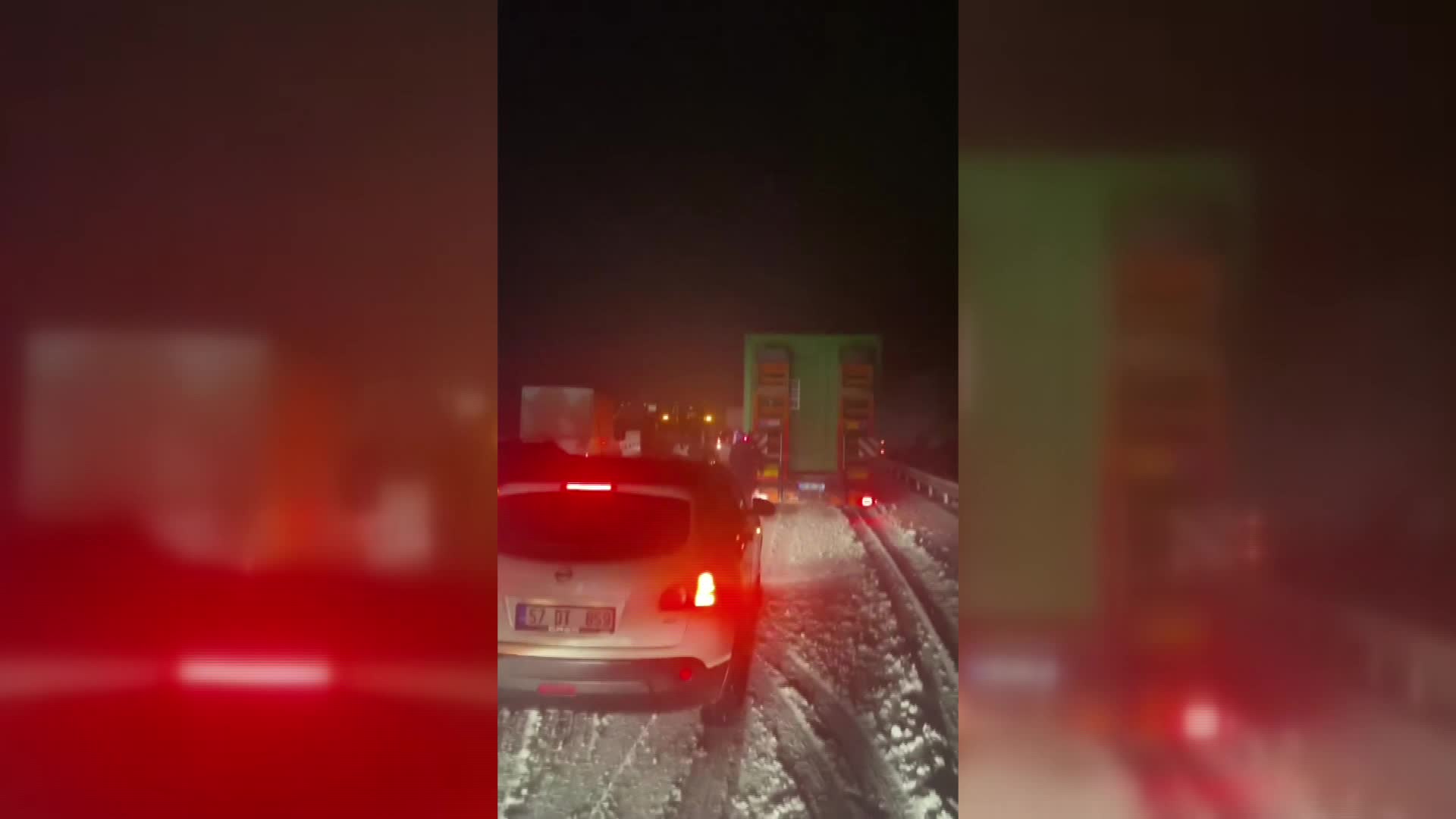Sinop'ta yoğun kar yağışı nedeniyle araçlar yolda kaldı