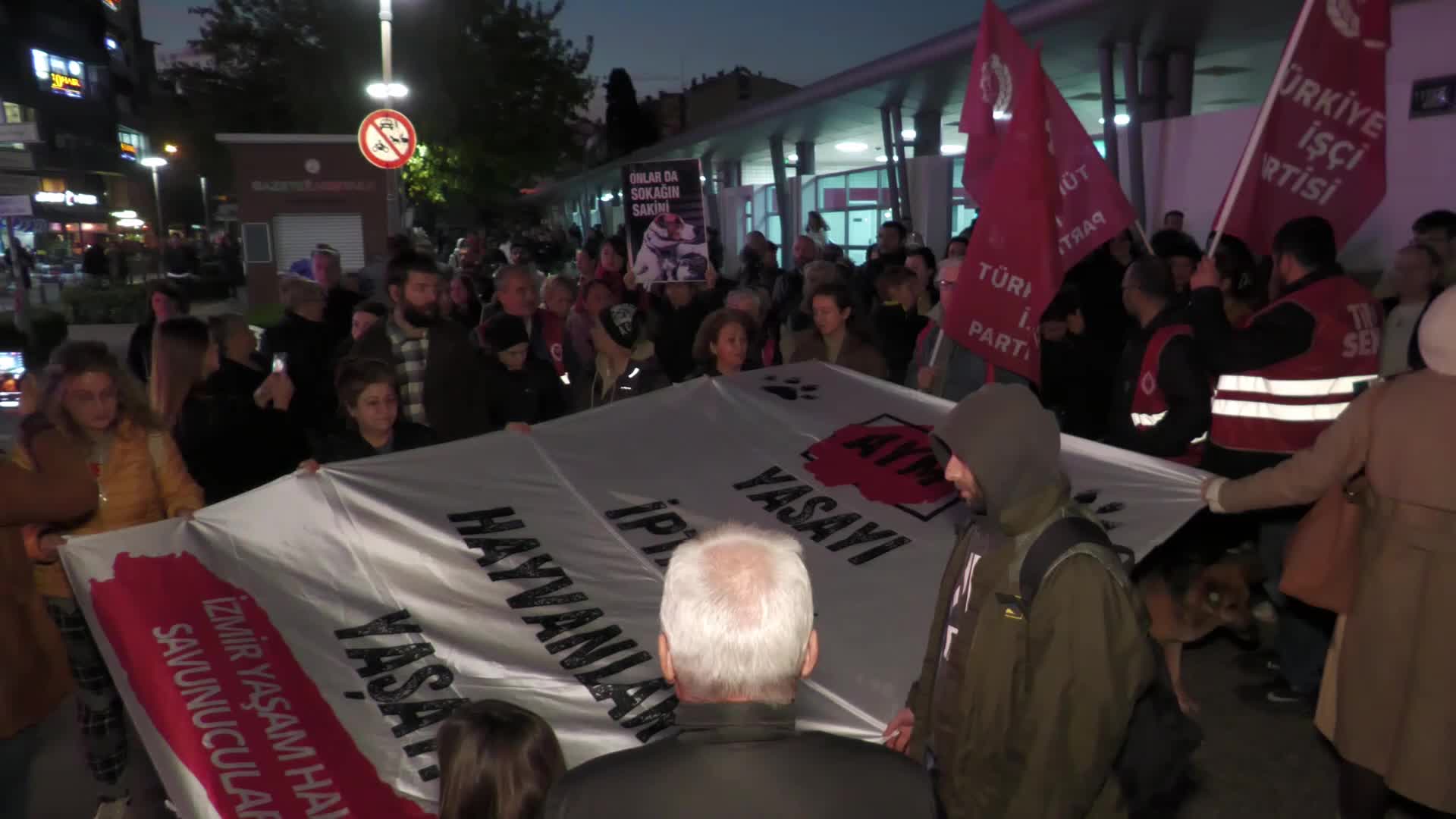 İzmir Yaşam Hakkı Savunucuları ‘Katliam yasasına’ karşı yürüdü: “Hiçbir hayvanı sizin kanlı ellerinize teslim etmeyeceğiz”