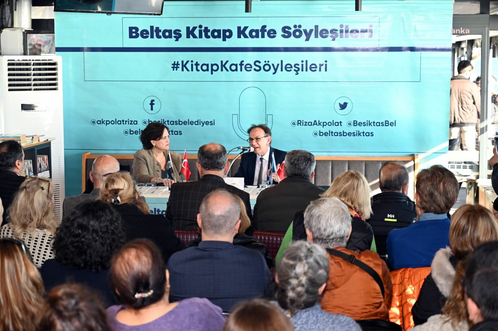 Yazar Cem Akant, Beşiktaş'ta okurlarıyla buluştu