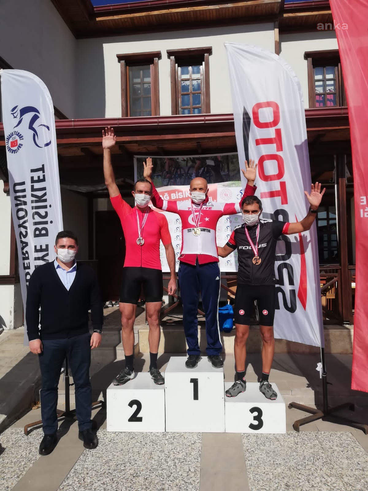 İZMİT BELEDİYESİ'NİN EĞİTMENİ, ALTIN MADALYAYA PEDAL ÇEVİRDİ