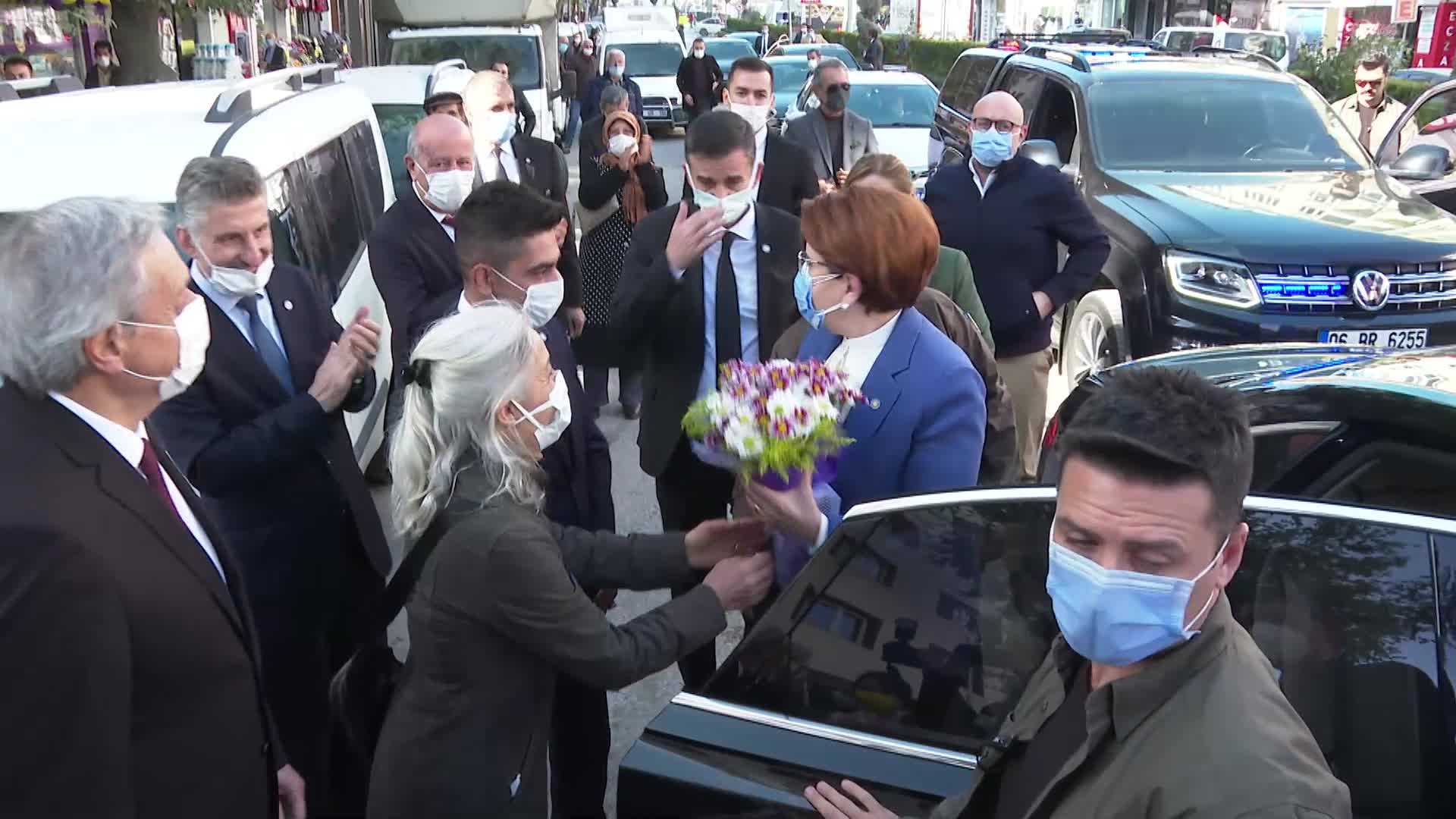 AKŞENER ESNAF İLE BİRLİKTE TÜRKÜ SÖYLEDİ, DUYGUSAL ANLAR YAŞANDI