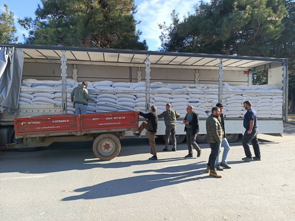 Silivri Belediyesi'nden Değirmenköy’deki üreticilere 94 tonluk kuzu yemi