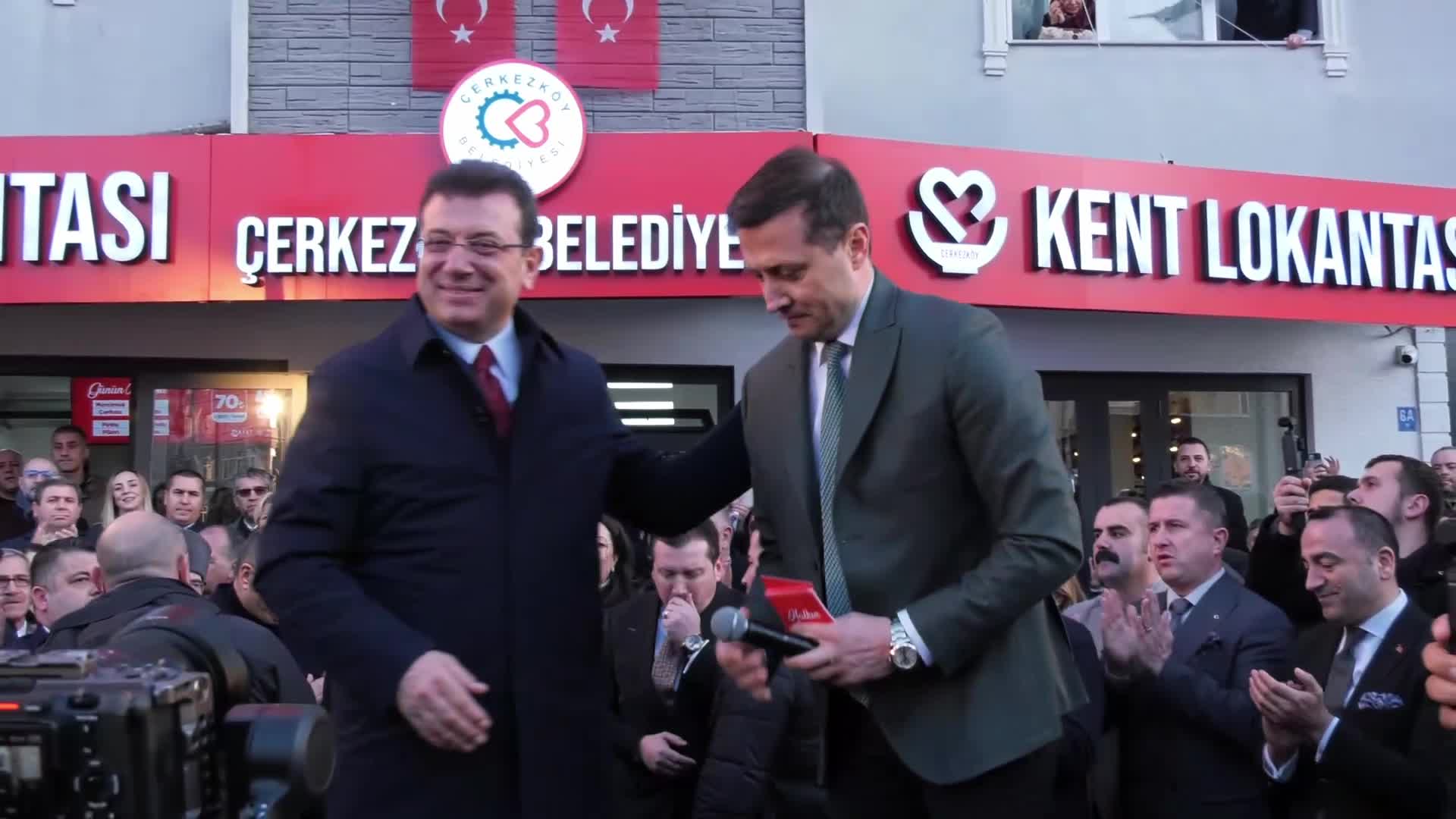 İmamoğlu, Kent Lokantası açılışında haciz haberlerine tepki gösterdi: Burası pehlivan meydanı... Gel bir vatandaşı silkele bakalım!
