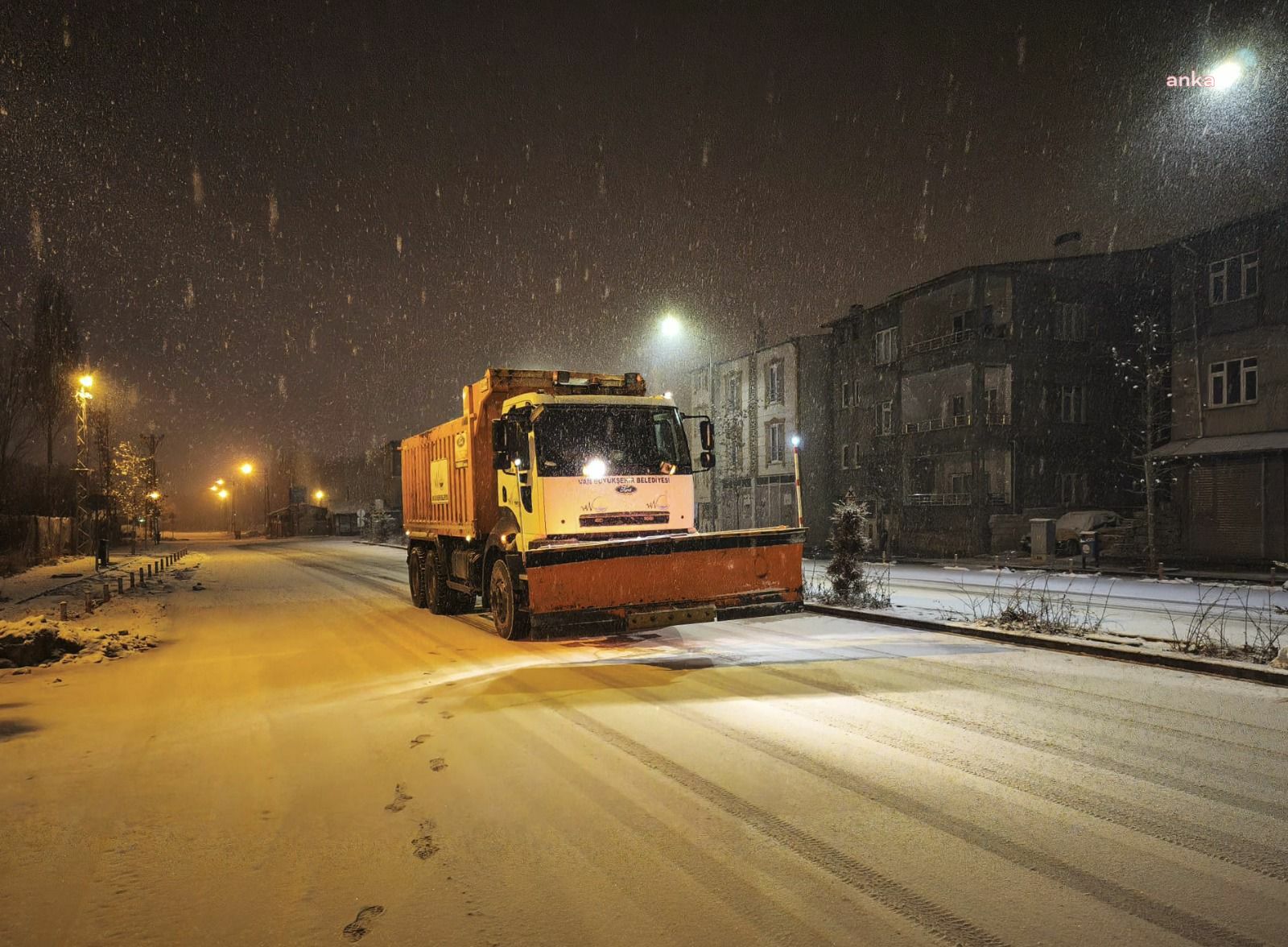 Van'da etkili olan kar yağışı nedeniyle 21 yerleşim yeri ulaşıma kapandı