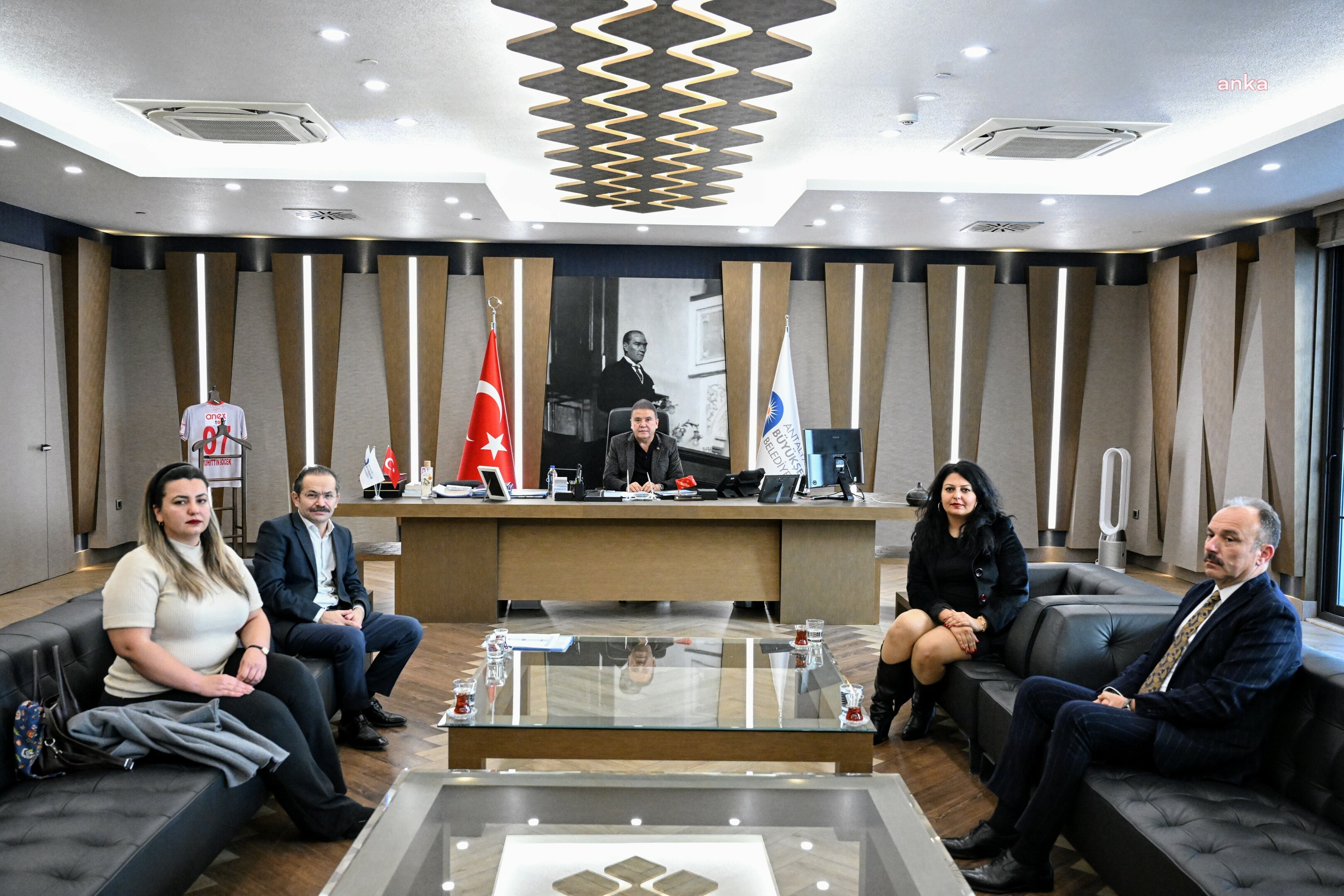 Antalya Büyükşehir Belediye Başkanı Böcek'ten Kızılarık Mahallesi sakinlerine destek